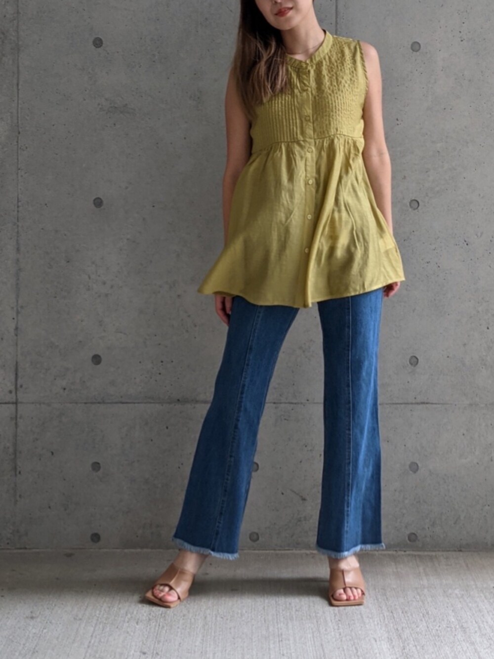 グリーン系のシャツ/ブラウス、ブルー系のデニムパンツを着用したレディースの夏コーディネートの1枚目の写真