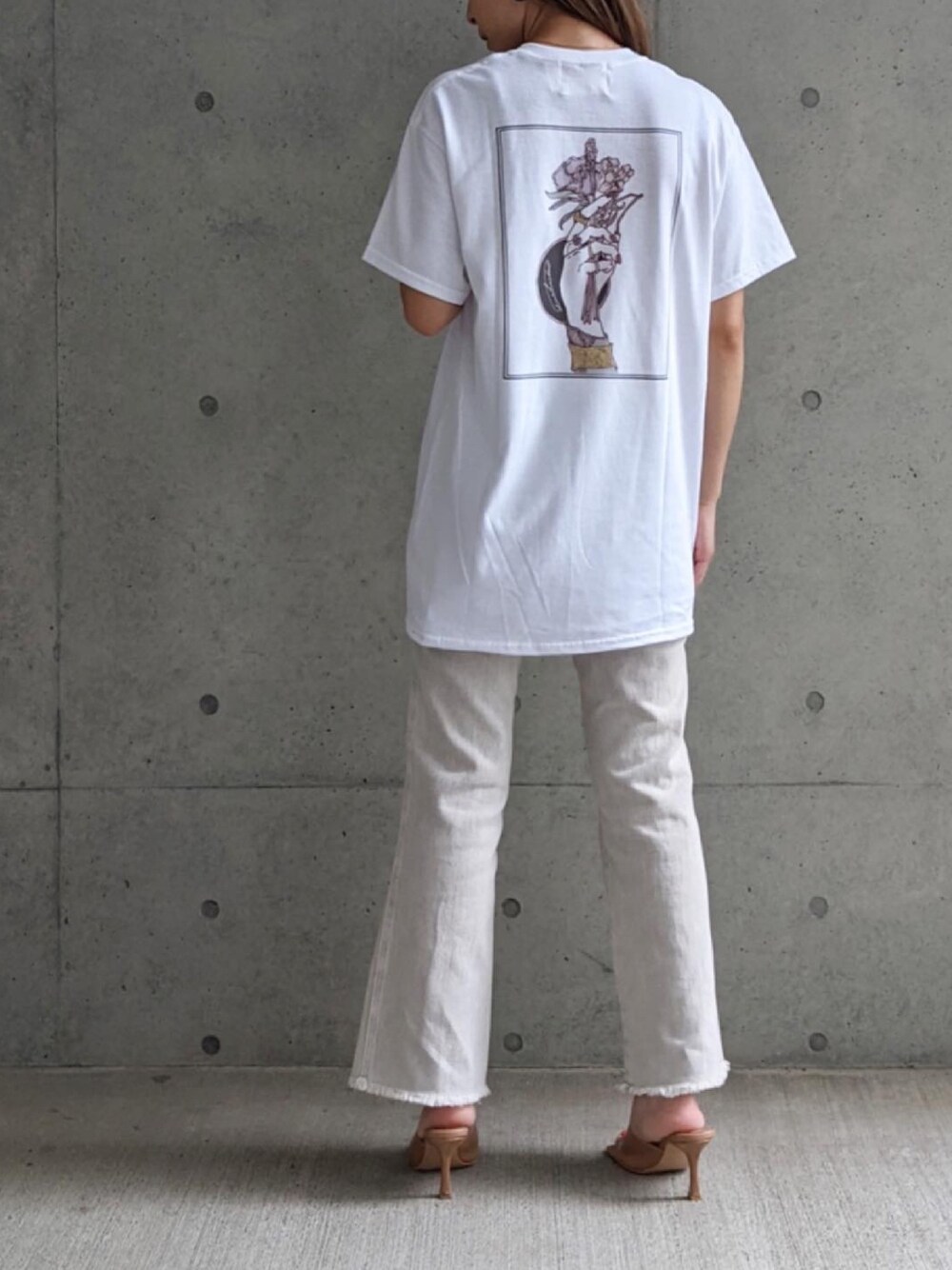 ホワイト系のTシャツ/カットソー、グレー系のデニムパンツを着用したレディースの夏コーディネートの1枚目の写真