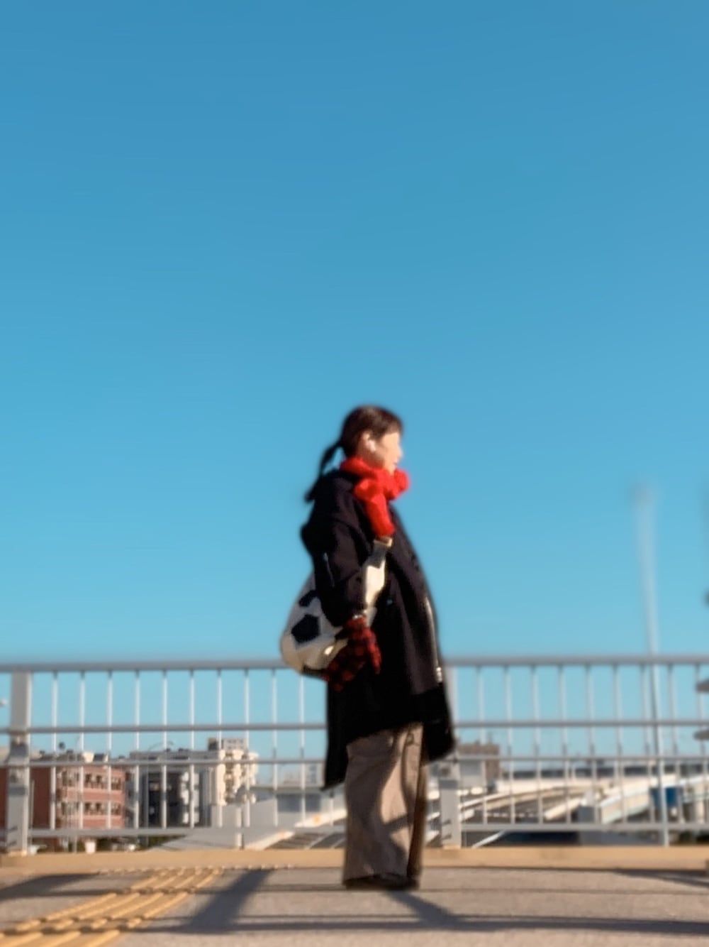 「赤大好き、kazumi、kazumi respect、kazumiちゃん大好き、NAOT、50代カジュアル、50代コーデ、50代ファッション、50代、冬アウター着回しチャレンジ」｜「Sunny cloudsのサニークラウズ　まっ赤なカシミヤストール / カシミヤ100%（マフラー、レッド系）」を使った、miyuさん（レディース・158cm）の秋コーディネートの1枚目の写真