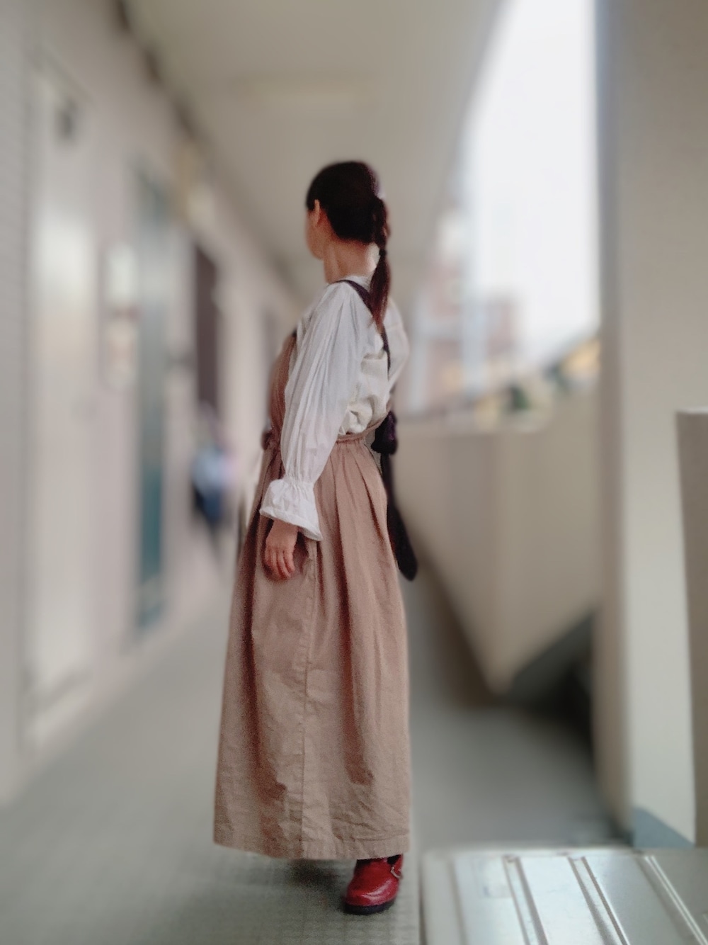 「カジュアルコーデ、シンプル、春コーデ、50代カジュアル、50代コーデ、50代ファッション、サロペット、kazumi、kazumi respect、kazumiちゃん大好き」｜「Sunny cloudsのサニークラウズ　黄金色の織り模様チュニック〈レディース〉（チュニック、ホワイト系）」を使った、miyuさん（レディース・158cm）の春コーディネートの1枚目の写真