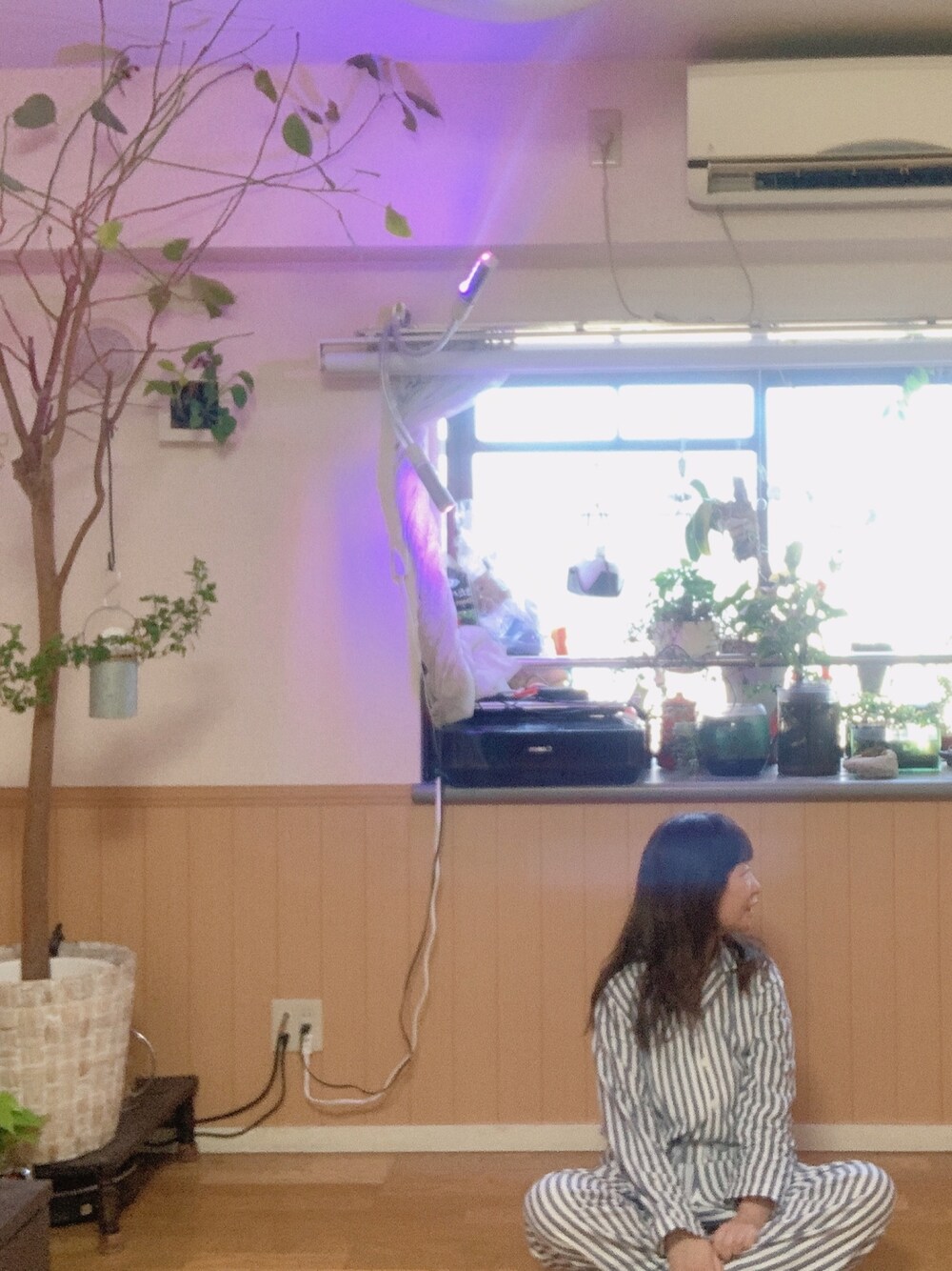 「部屋撮り、kazumi、kazumi respect、kazumiちゃん大好き、kazumiちゃんになりたい、のんびりスタイル、50台も楽しい」｜「Sunny cloudsのサニークラウズ　しましまのパジャオール〈レディース〉（ルームウェア/パジャマ、ブルー系）」を使った、miyuさん（レディース・158cm）の春コーディネートの1枚目の写真