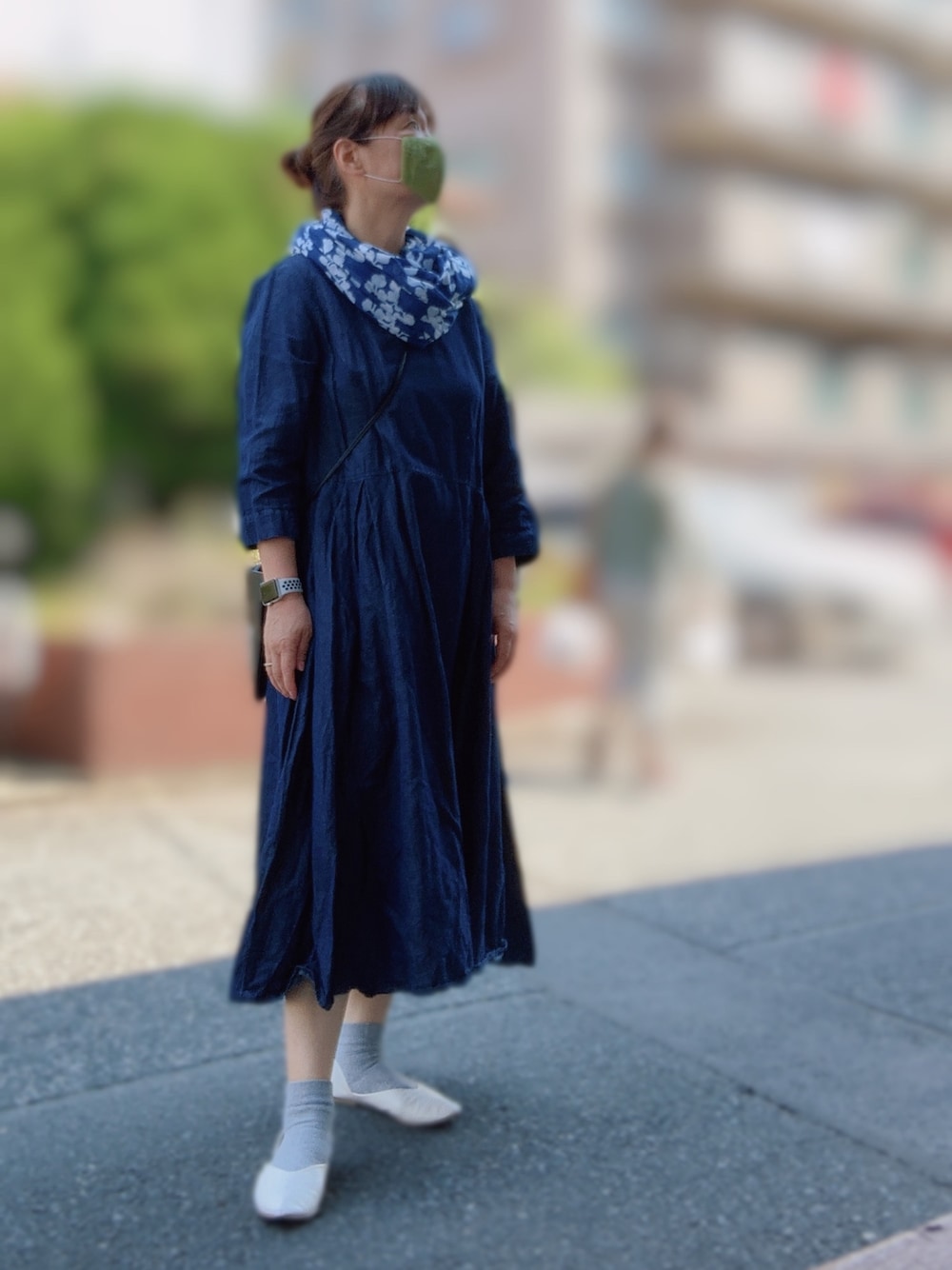 「デニム コーデ、50代コーデ、50代ファッション、50代カジュアル、シンプルコーデ、kazumi、kazumi respect、kazumiちゃん大好き、kazumiちゃんになりたい、スヌード×ワンピース」｜「フィンレイソンのfelissimoのポイントでもらったもの。だけど使える！（ストール/ショール、ブルー系）」を使った、miyuさん（レディース・158cm）の春コーディネートの1枚目の写真