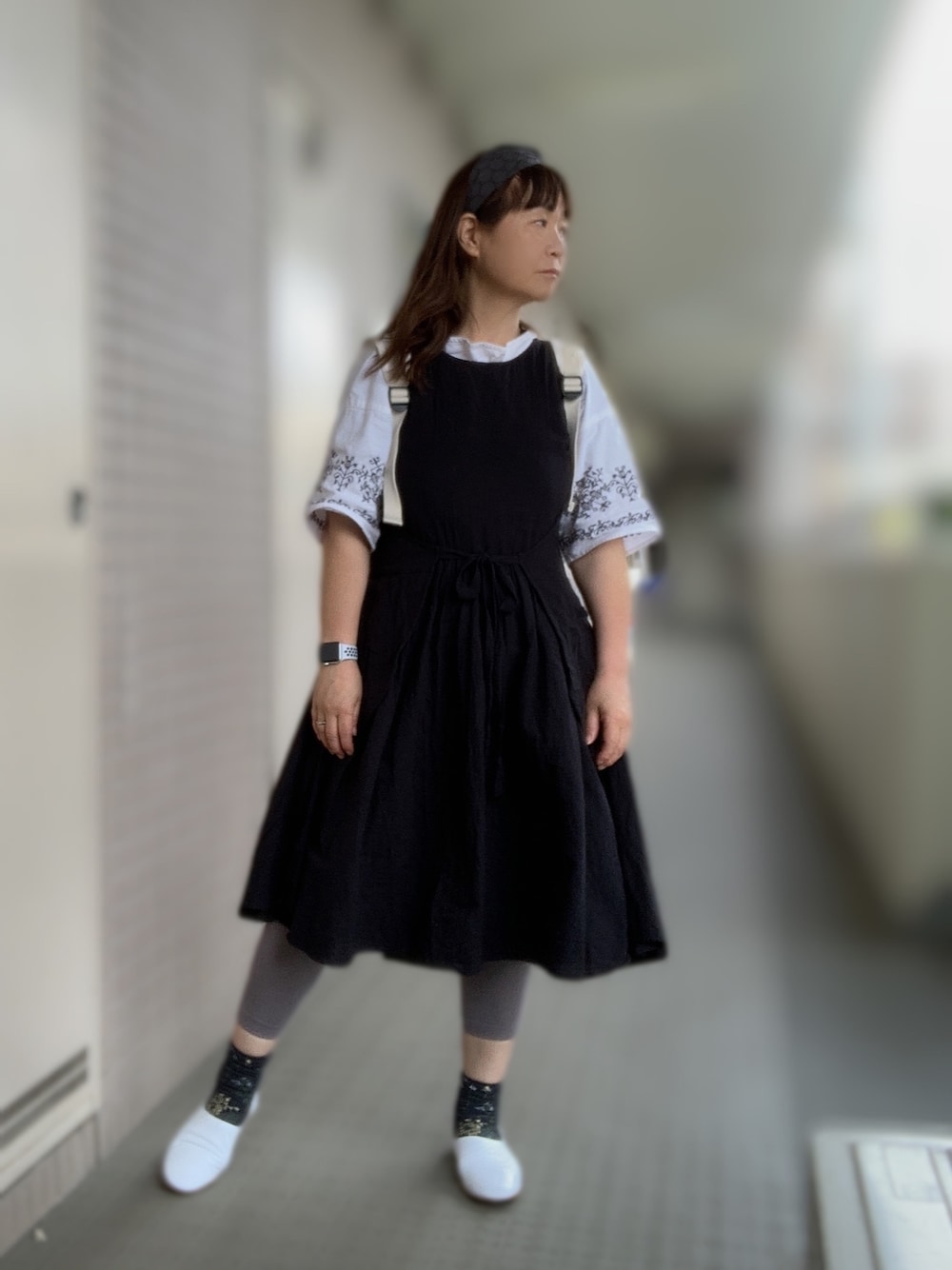 「休日スタイル、kazumi、kazumi respect、kazumiちゃん大好き、kazumiちゃんになりたい、50代カジュアル、50代コーデ、50代ファッション、ジャンパースカート、エプロンスカート」｜「Sunny cloudsのサニークラウズ　幾何学模様の刺しゅうトップス〈レディース〉（シャツ/ブラウス、ホワイト系）」を使った、miyuさん（レディース・158cm）の春コーディネートの1枚目の写真