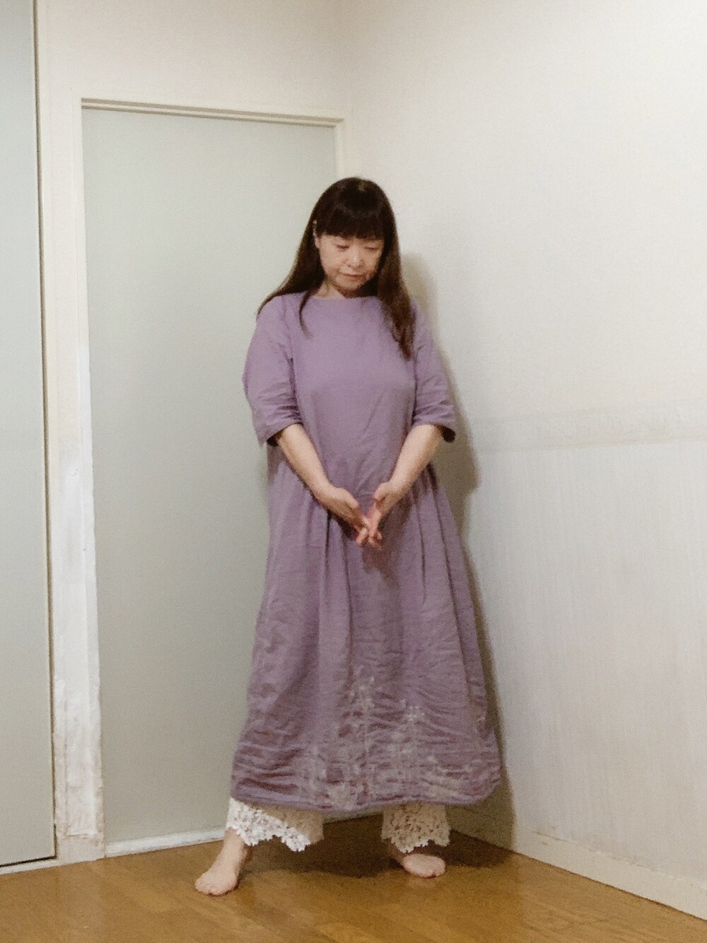「kazumi、kazumi respect、kazumiちゃん大好き、kazumiちゃんになりたい、へや撮り、50代カジュアル、50代コーデ、50代部屋着、ゆったりコーデ、くつろぎコーデ」｜「Sunny cloudsのアイテム（ワンピース/ドレス、パープル系）」を使った、miyuさん（レディース・158cm）の春コーディネートの1枚目の写真