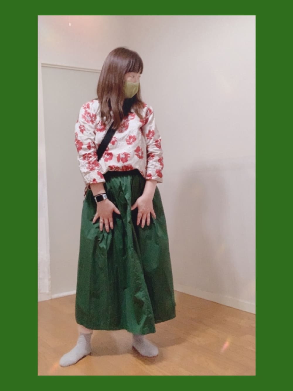 「kazumi、kazumi respect、kazumiちゃん大好き、kazumiちゃんになりたい、50代コーデ、リラックススタイル、50代ファッション、グリーン、エプロンスカート、50代カジュアル」｜「Sunny cloudsのアイテム（シャツ/ブラウス、その他）」を使った、miyuさん（レディース・158cm）の春コーディネートの1枚目の写真