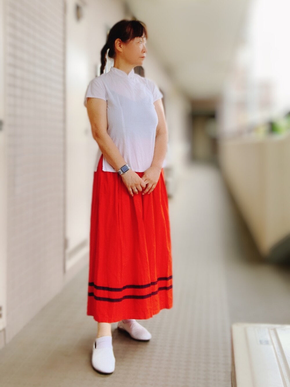 「カジュアル、休日スタイル、kazumi、kazumi respect、kazumiちゃん大好き、kazumiちゃんになりたい、赤いスカート、50代カジュアル、50代コーデ、50代ファッション」｜「ベトナムのアイテム（シャツ/ブラウス、ホワイト系）」を使った、miyuさん（レディース・158cm）の春コーディネートの1枚目の写真
