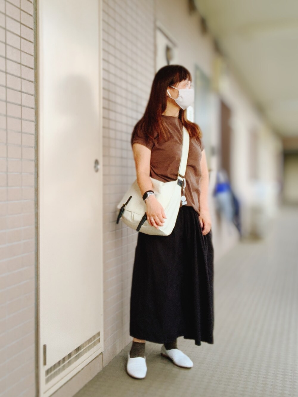 「夏、シンプルコーデ、kazumi、kazumi respect、kazumiちゃん大好き、kazumiちゃんになりたい、50代カジュアル、50代コーデ、50代ファッション、夏のブラウン」｜「classicalelfの無地ミドル丈クルーネックフレンチラグランモックネックTシャツ(半袖)（Tシャツ/カットソー、ホワイト系）」を使った、miyuさん（レディース・158cm）の夏コーディネートの1枚目の写真