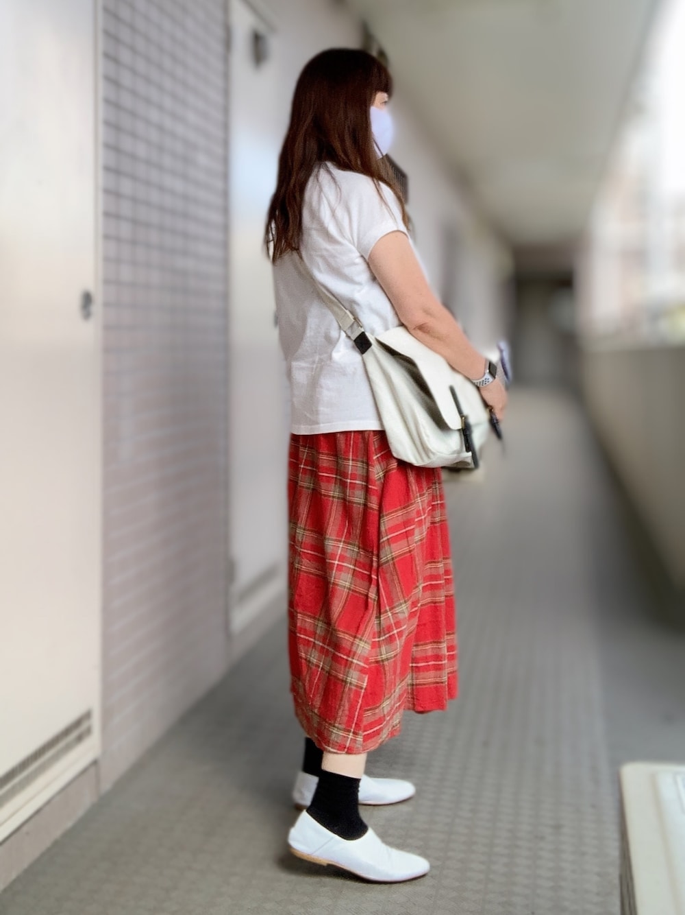 「夏コーデ、今日のコーデ、kazumi、kazumi respect、kazumiちゃん大好き、kazumiちゃんになりたい、50代カジュアル、50代コーデ、50代ファッション、赤のチェックスカート」｜「classicalelfの無地ミドル丈クルーネックフレンチラグランモックネックTシャツ(半袖)（Tシャツ/カットソー、ホワイト系）」を使った、miyuさん（レディース・158cm）の夏コーディネートの1枚目の写真