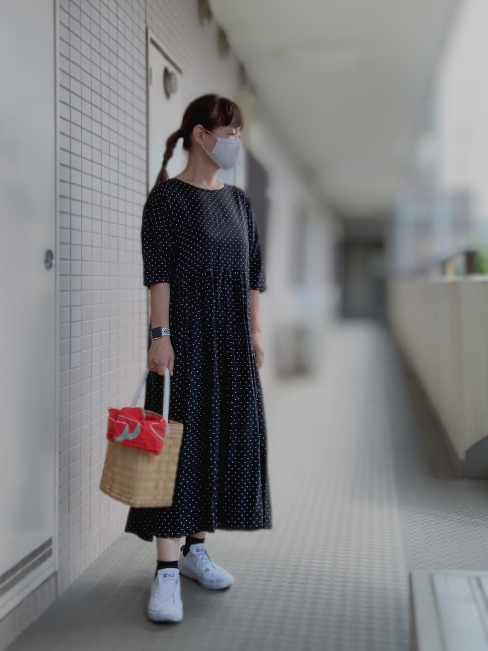 「Shuttle notes、kazumi、kazumi respect、kazumiちゃん大好き、kazumiちゃんになりたい、かごバッグ、ドットワンピ、50代コーデ、50代カジュアル、50代ファッション」｜「Sunny cloudsのサニークラウズ　ｆｅａｔ．Ｓｈｕｔｔｌｅ　Ｎｏｔｅｓ　ｋａｚｕｍｉのポルカドットなワンピース＜レディース＞（ワンピース、ブラック系）」を使った、miyuさん（レディース・158cm）の夏コーディネートの1枚目の写真