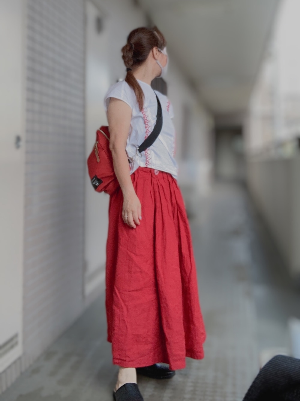 「夏コーデ、kazumi、kazumi respect、kazumiちゃん大好き、kazumiちゃんになりたい、kazumiさん、50代カジュアル、50代コーデ、50代ファッション、あかいすかーと」｜「シロップ．のアイテム（シャツ/ブラウス、ホワイト系）」を使った、miyuさん（レディース・158cm）の夏コーディネートの1枚目の写真