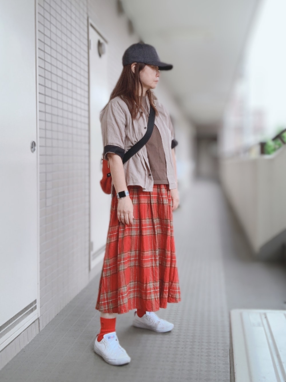 「秋のコーデ、オトナカジュアル、kazumi、kazumi respect、kazumiちゃん大好き、kazumiちゃんになりたい、kazumiさん、50代カジュアル、50代コーデ、50代ファッション」｜「classicalelfの無地ミドル丈クルーネックフレンチラグランモックネックTシャツ(半袖)（Tシャツ/カットソー、グレー系）」を使った、miyuさん（レディース・158cm）の秋コーディネートの1枚目の写真
