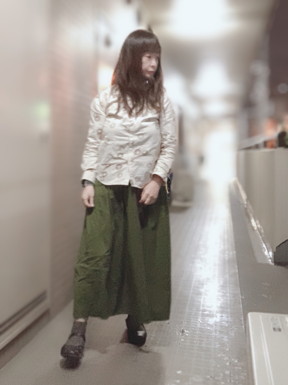 「秋服、シンプルコーデ、ゆるコーデ、大人カジュアル、kazumi、kazumi respect、kazumiちゃん大好き、kazumiちゃんになりたい、kazumiさん、50代カジュアル」｜「Sunny cloudsのアイテム（シャツ/ブラウス、ベージュ系）」を使った、miyuさん（レディース・158cm）の秋コーディネートの1枚目の写真