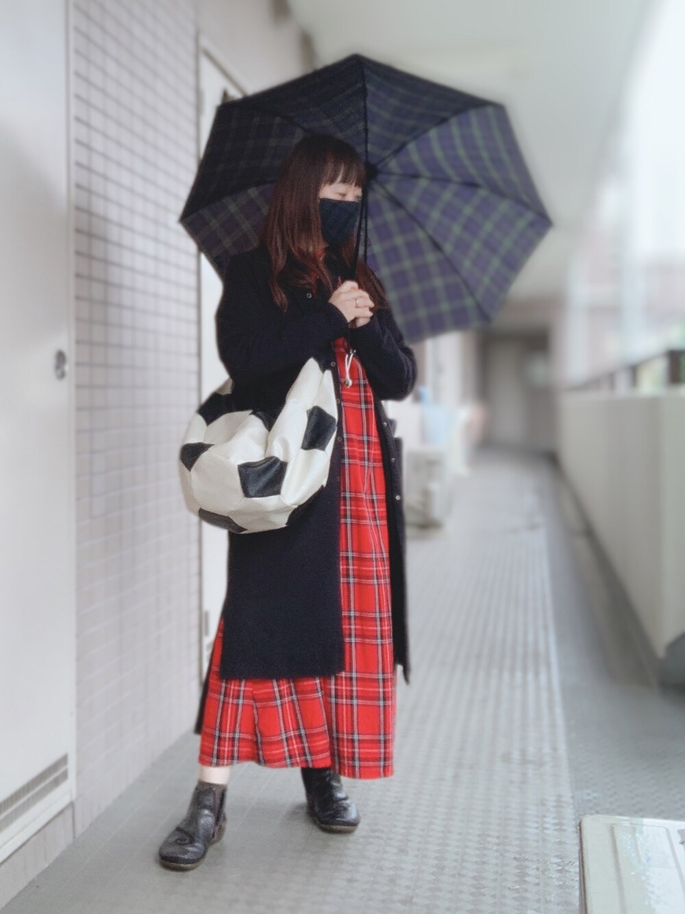 「秋服、大人カジュアル、kazumi、kazumi respect、kazumiちゃん大好き、kazumiちゃんになりたい、kazumiさん、赤チェック、秋ワンピ、50代カジュアル」｜「and myeraのアイテム（カーディガン/ボレロ、ブラック系）」を使った、miyuさん（レディース・158cm）の秋コーディネートの1枚目の写真