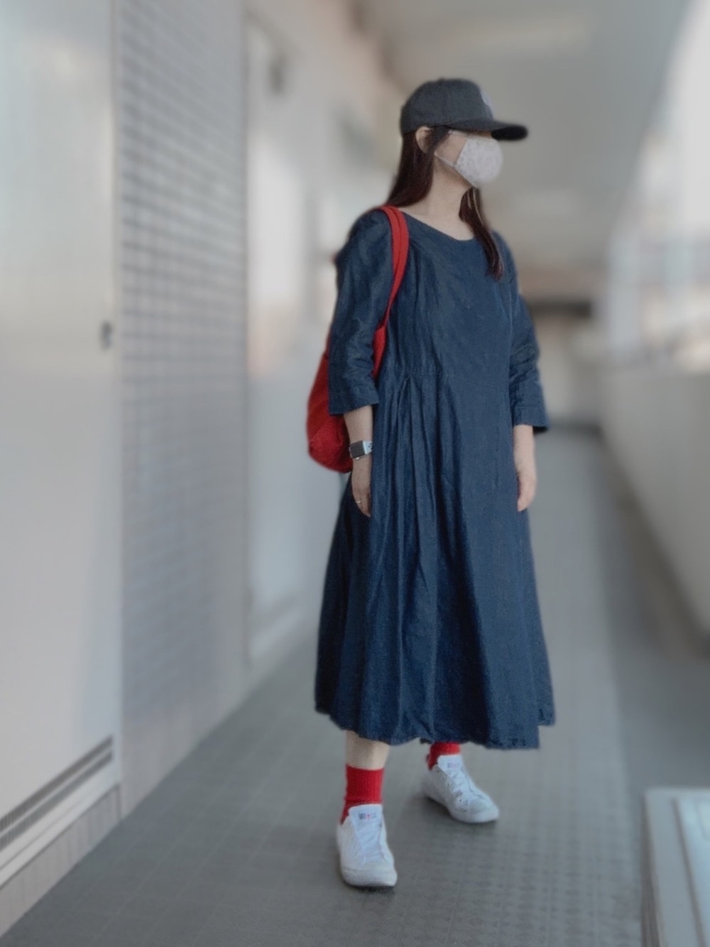 「秋コーデ、kazumi、kazumi respect、kazumiちゃん大好き、kazumiちゃんになりたい、kazumiさん、50代カジュアル、50代コーデ、50代ファッション、赤」｜「PUMAのアイテム（キャップ、グレー系）」を使った、miyuさん（レディース・158cm）の秋コーディネートの1枚目の写真