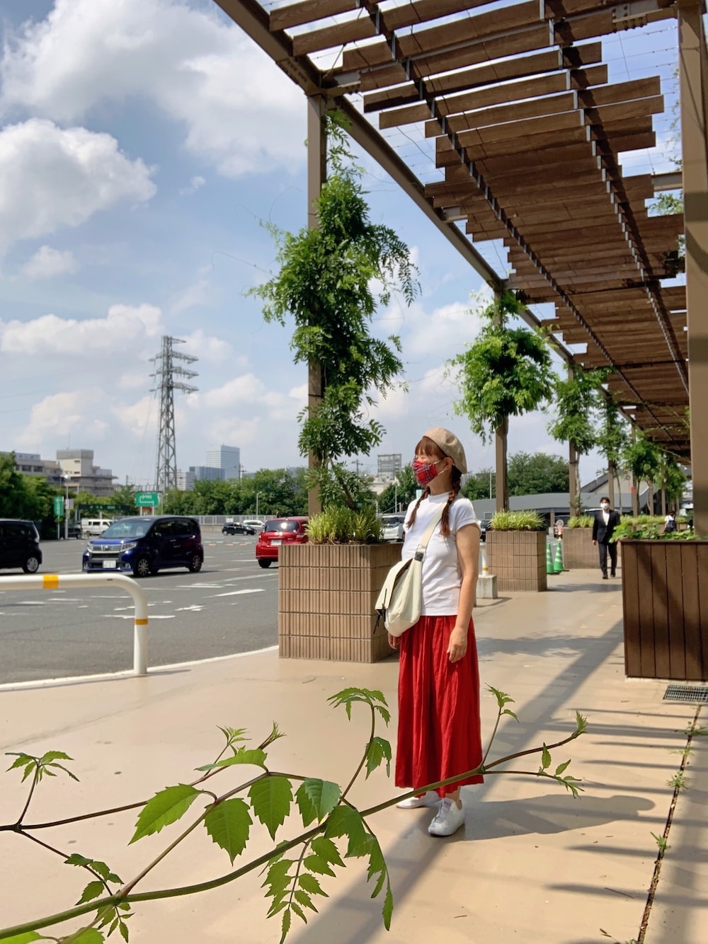 「オトナカジュアル、赤いスカート、kazumi、kazumi respect、kazumiちゃん大好き、kazumiちゃんになりたい、kazumiさん、夏のベレー帽、50代カジュアル、50代コーデ」｜「無印良品のアイテム（Tシャツ/カットソー、ホワイト系）」を使った、miyuさん（レディース・158cm）の夏コーディネートの1枚目の写真