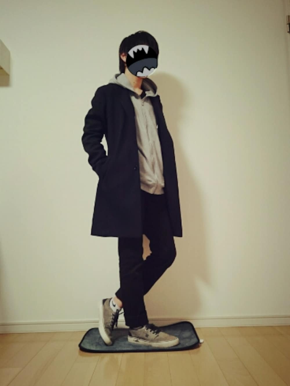 「WEGO、UNIQLO、DCスニーカー、チェスターコート×パーカー、チェスターコート、黒スキニー、グレーのパーカー、ネイビーチェスターコート、Vライン」｜「UNIQLOのMEN ストレッチスキニーフィットテーパードカラージーンズ（デニムパンツ、ブラック系）」を使った、yoxtutiさん（メンズ・163cm）の冬コーディネートの1枚目の写真