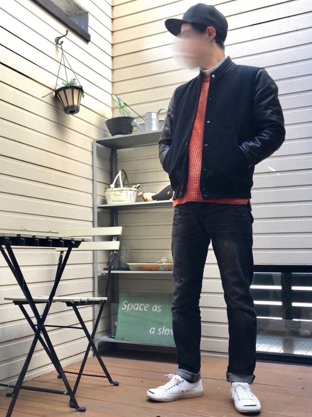 「シンプルコーデ、大人カジュアル、キャップ、黒、スタジャン、差し色、オレンジニット、ジャックパーセル、スニーカー、ブラック」｜「NANO universeのメルトンスタジャン（スタジャン、ブラック系）」を使った、ふつうのオジサン(39)さん（メンズ・173cm）の冬コーディネートの1枚目の写真