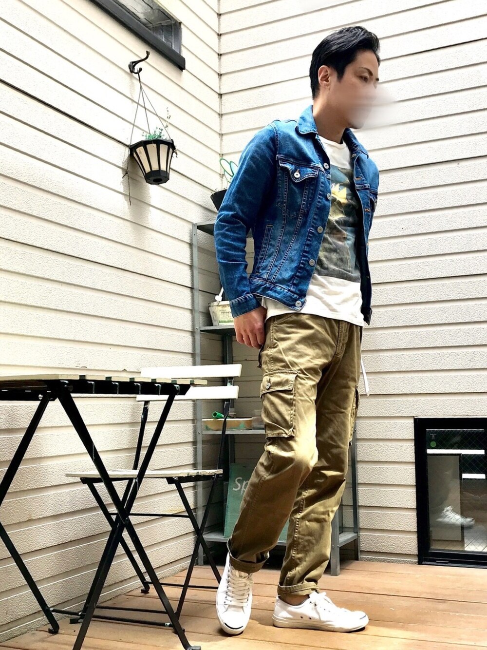 「大人カジュアル、デニムジャケット、Gジャン、プリントT、カーゴパンツ、ジャックパーセル、journal standard」｜「JOURNAL STANDARDのストレッチデニムGガタ#（デニムジャケット、ブルー系）」を使った、ふつうのオジサン(39)さん（メンズ・173cm）の春コーディネートの1枚目の写真