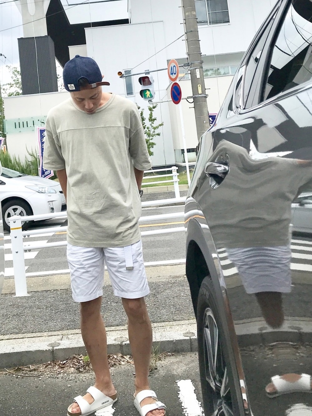 「ラフ、ビックシルエット、ベージュTシャツ、マイティーシャイン、白、短パン、ビルケンシュトック、ガチャベルト」｜「Mighty ShineのMighty Shine × BEAMS / 別注 Bridge Cap New（キャップ、ブルー系）」を使った、ふつうのオジサン(39)さん（メンズ・173cm）の夏コーディネートの1枚目の写真