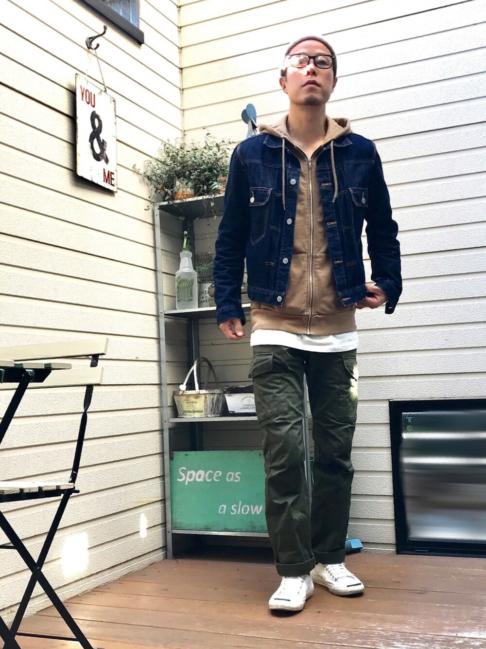 「デニムジャケット、Gジャン、カーゴパンツ、カーキ、ベージュ、パーカー、ジャックパーセル、アースカラー」｜「RAGEBLUEのコットン/リネンリブワッチ/790525（ニットキャップ/ビーニー、ベージュ系）」を使った、ふつうのオジサン(39)さん（メンズ・173cm）の秋コーディネートの1枚目の写真