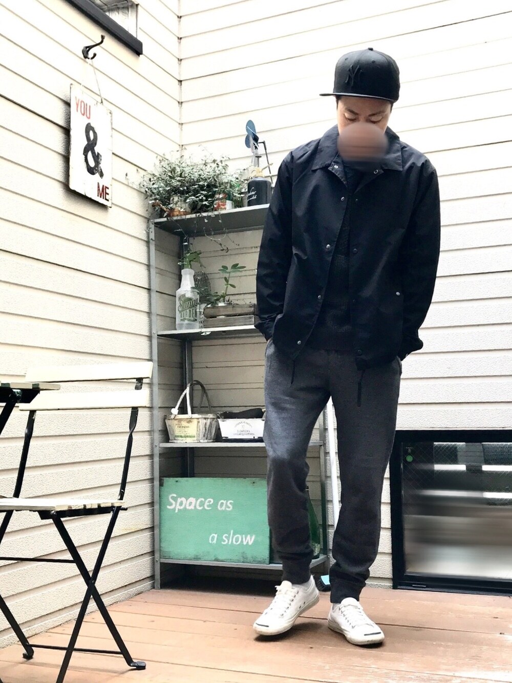 「モノトーン、コーチジャケット、黒、ブラック、スウェットパンツ、ニューエラ、ジャックパーセル」｜「NEW ERAのNEW ERA 59FIFTY CAP MLB NEW YORK YANKEES MADE IN USA BLACK（キャップ、ブラック系）」を使った、ふつうのオジサン(39)さん（メンズ・173cm）の冬コーディネートの1枚目の写真