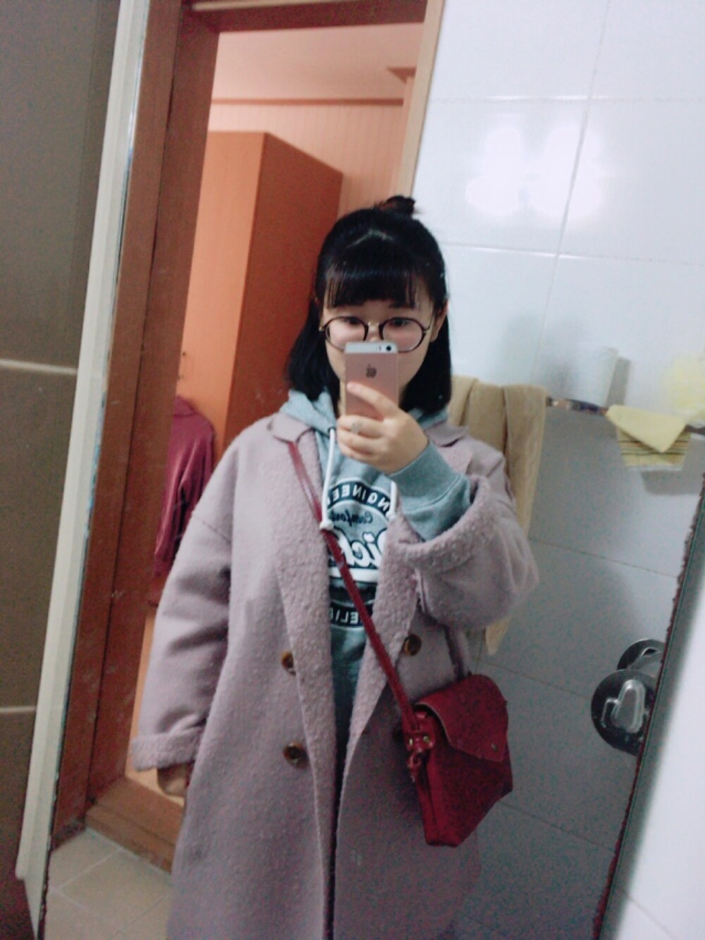 「korea、daily look、winter」｜「Dickiesのアイテム（パーカー、グレー系）」を使った、pomelobox さん（レディース・153cm）の冬コーディネートの1枚目の写真