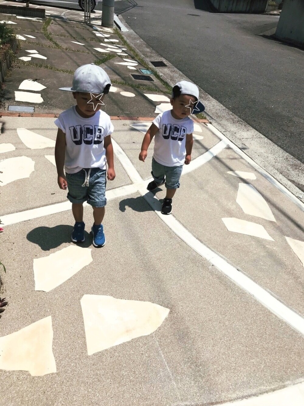 ブルー系のその他パンツ、ホワイト系のTシャツ/カットソー、ブラック系のスニーカーを着用したキッズの夏コーディネートの1枚目の写真