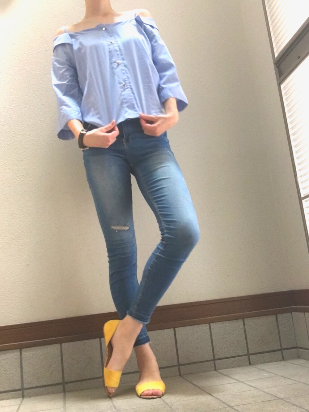 「夏、シンプルコーデ、パンツスタイル、休日コーデ、デニム、オフィショル」｜「しまむらのアイテム（トップス、ブルー系）」を使った、maaさん（レディース・174cm）の夏コーディネートの1枚目の写真