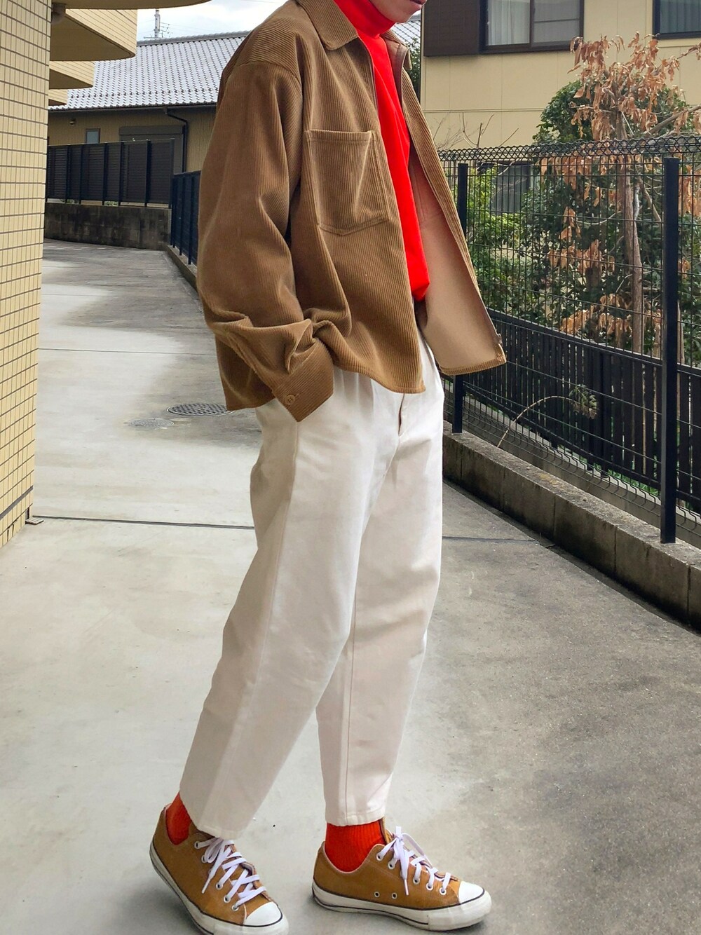 「春コーデ、ブラウンコーデ、オレンジ、UNIQLO、AURALEE、オトナカジュアル、コーデュロイ、靴下遊び、おしゃれさんと繋がりたい、いいね、save、フォローお願いします🤑」｜「UNIQLOのタートルネックT（長袖）（Tシャツ/カットソー、オレンジ系）」を使った、Kotaさん（メンズ・167cm）の冬コーディネートの1枚目の写真