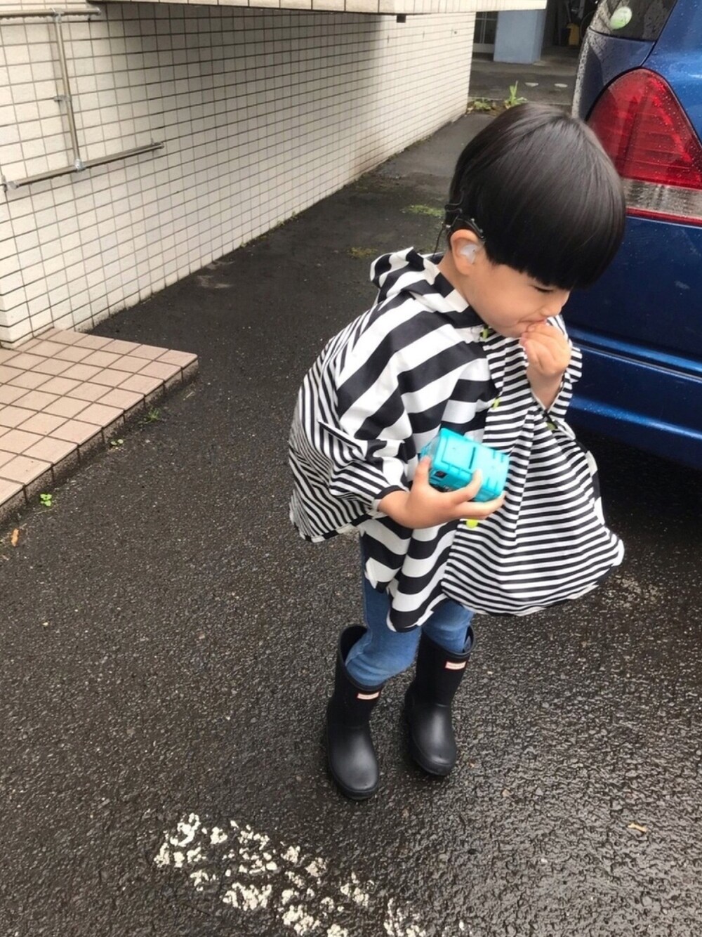 「レインコート、雨の日コーデ、4歳男の子、ハンター、おしゃれさんと繋がりたい」｜「HUNTERのHUNTER（ハンター）@KIDS FIRST CLASSIC / キッズクラッシック（レインシューズ、ブラック系）」を使った、✳︎sho-ma✳︎さん（キッズ・100cm）の春コーディネートの1枚目の写真
