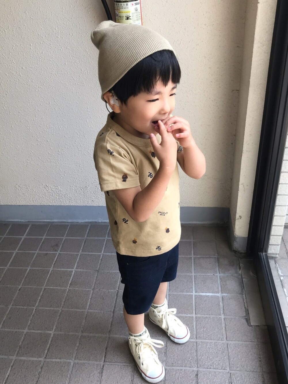 ベージュ系のTシャツ/カットソー、ブルー系のパンツ、ホワイト系のスニーカーを着用したキッズの夏コーディネートの1枚目の写真