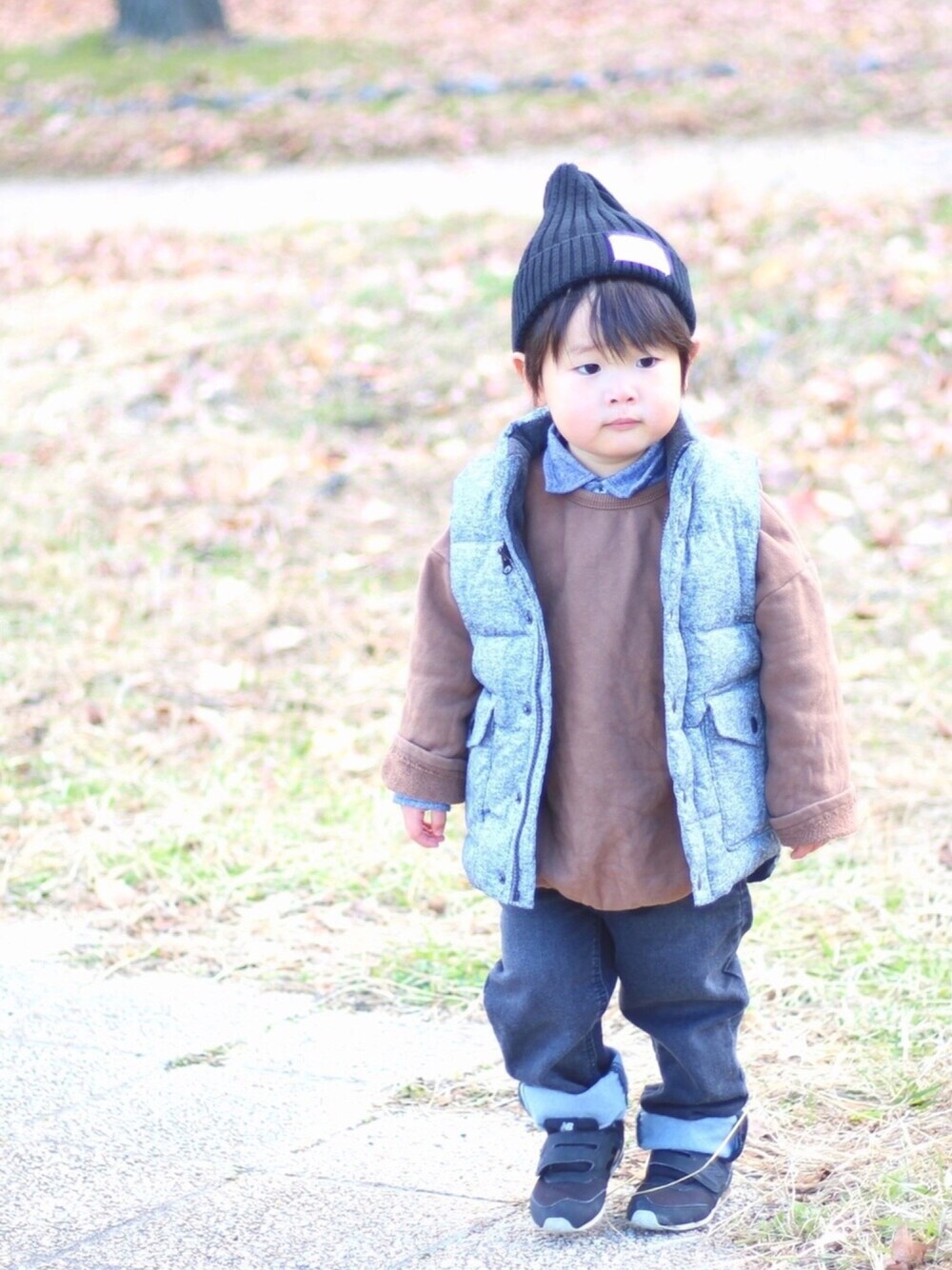 「オーバーサイズ、オーバーサイ〜ず祭り、オーバーサイ〜ず、ダウンベスト、babygap、GLOBAL WORK、キャメル」｜「babyGAPのアイテム（ダウンベスト、グレー系）」を使った、takeさん（キッズ・90cm）の冬コーディネートの1枚目の写真