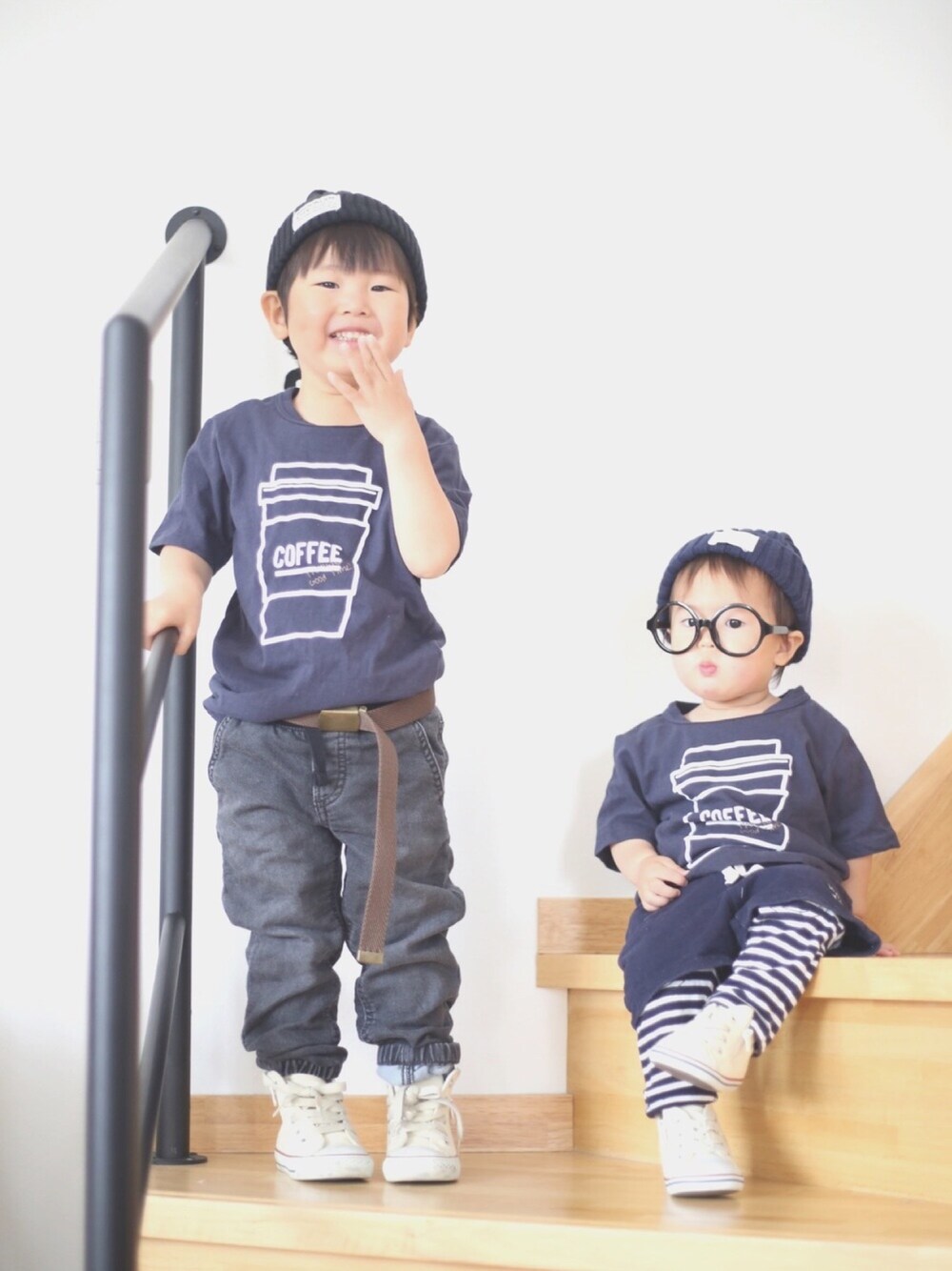 ブルー系のTシャツ/カットソー、ブラック系のデニムパンツ、ホワイト系のスニーカーを着用したキッズの夏コーディネートの1枚目の写真