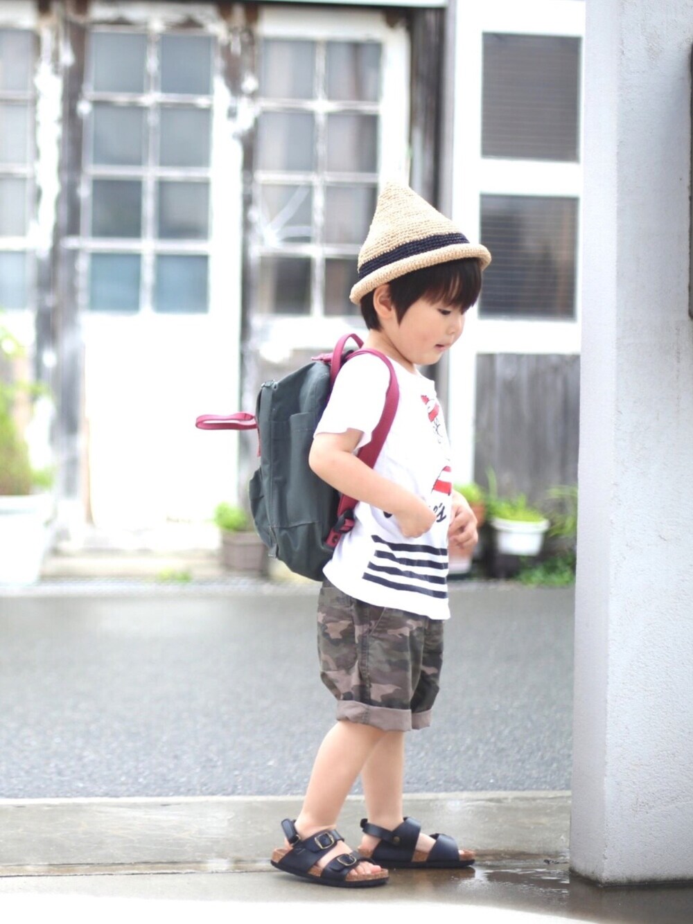 ホワイト系のTシャツ/カットソー、グリーン系のその他パンツ、ブラック系のサンダルを着用したキッズの夏コーディネートの1枚目の写真