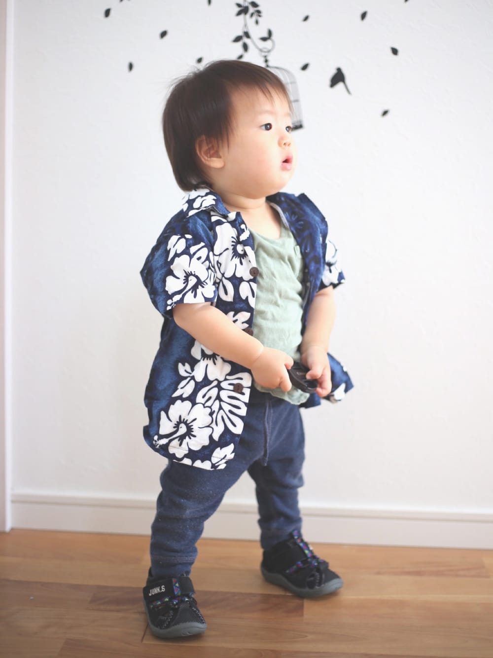 「ドラビッグフェス、オーバーサイズ、ビッグシルエット、アロハシャツ、アロハ部」｜「F.O.KIDSのアイテム（サンダル、ブラック系）」を使った、takeさん（キッズ・70cm）の夏コーディネートの1枚目の写真