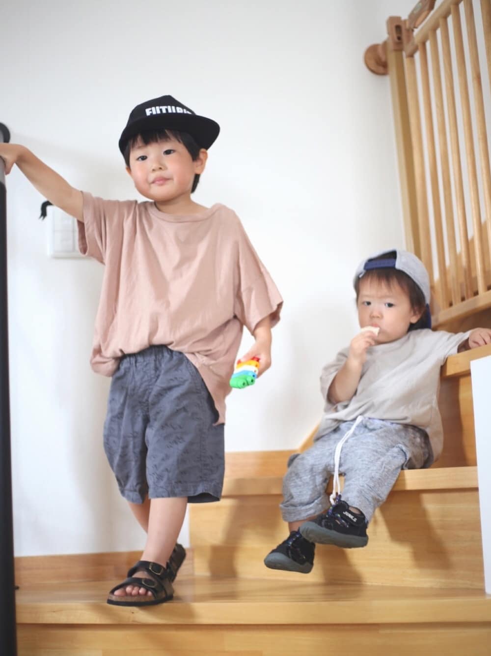 「プチプラ、monmimi、韓国子供服、リンクコーデ、兄弟コーディネート」｜「monmimiのアイテム（Tシャツ/カットソー、ベージュ系）」を使った、takeさん（キッズ・90cm）の夏コーディネートの1枚目の写真