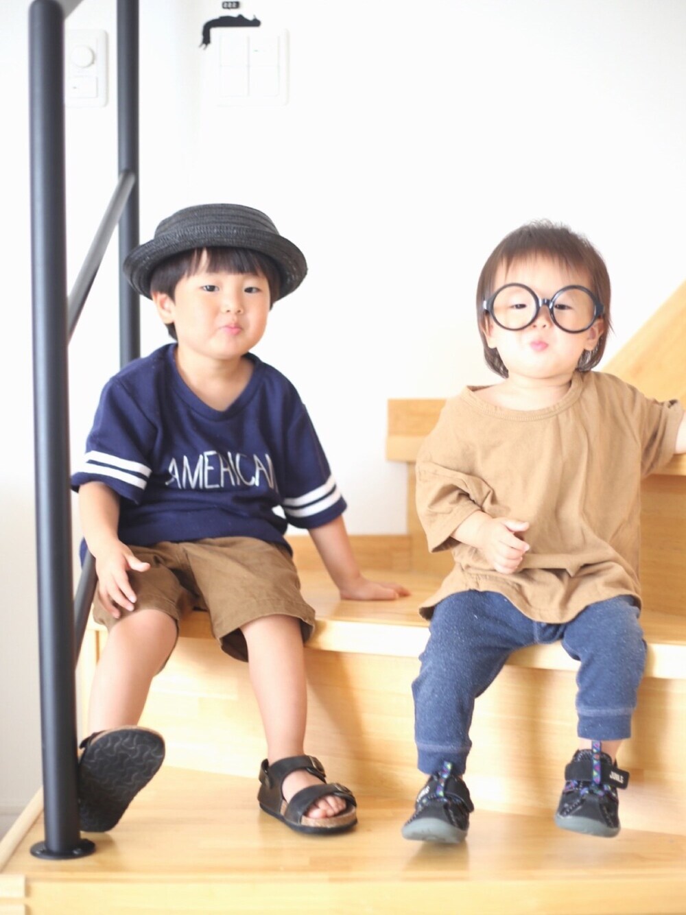 「おそろいコーデ、ネイビー×ブラウン、ブラウン×ネイビー、秋色」｜「petit mainのライン入りロゴプリント半袖Ｔシャツ（Tシャツ/カットソー、ブルー系）」を使った、takeさん（キッズ・90cm）の夏コーディネートの1枚目の写真