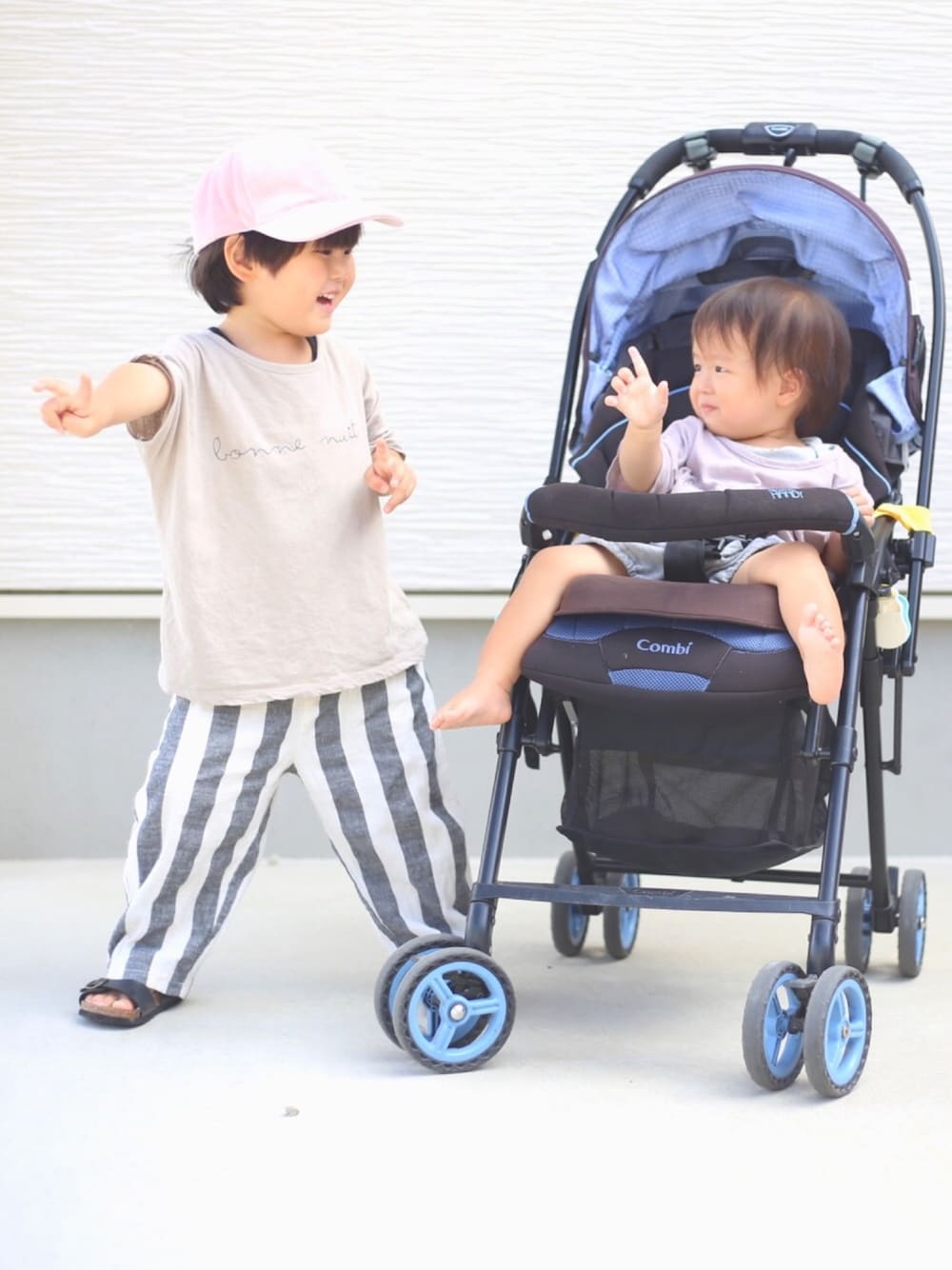 「ラブアンドピース2017、3coins」｜「3coinsのアイテム（キャップ、ピンク系）」を使った、takeさん（キッズ・90cm）の秋コーディネートの1枚目の写真