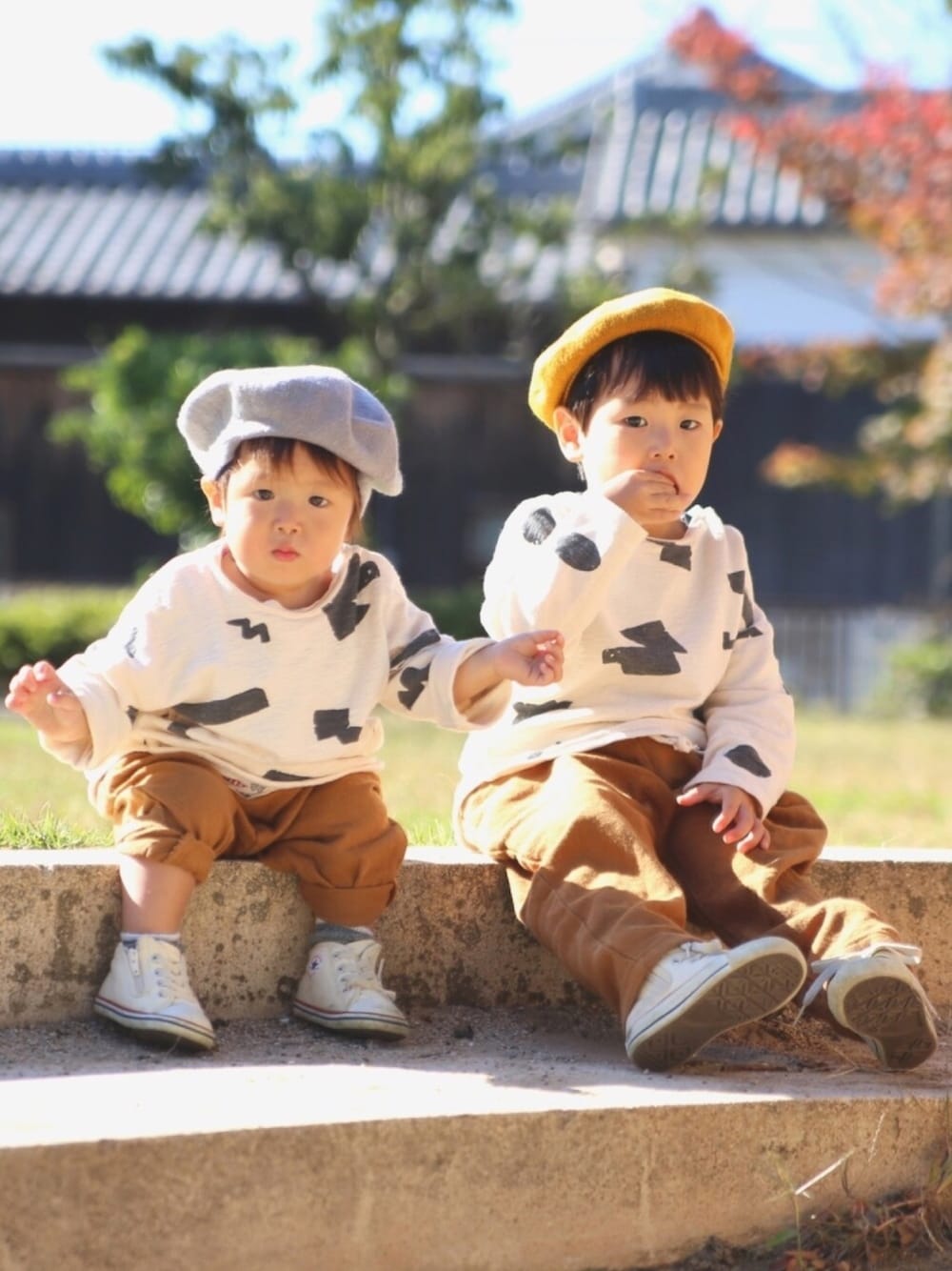 「シンプル、秋コーデ、ベレー帽、リンクコーデ、おそろいコーデ、兄弟コーディネート、韓国子供服、ZARA、3coins」｜「ZARAのアイテム（Tシャツ/カットソー、ホワイト系）」を使った、takeさん（キッズ・90cm）の秋コーディネートの1枚目の写真