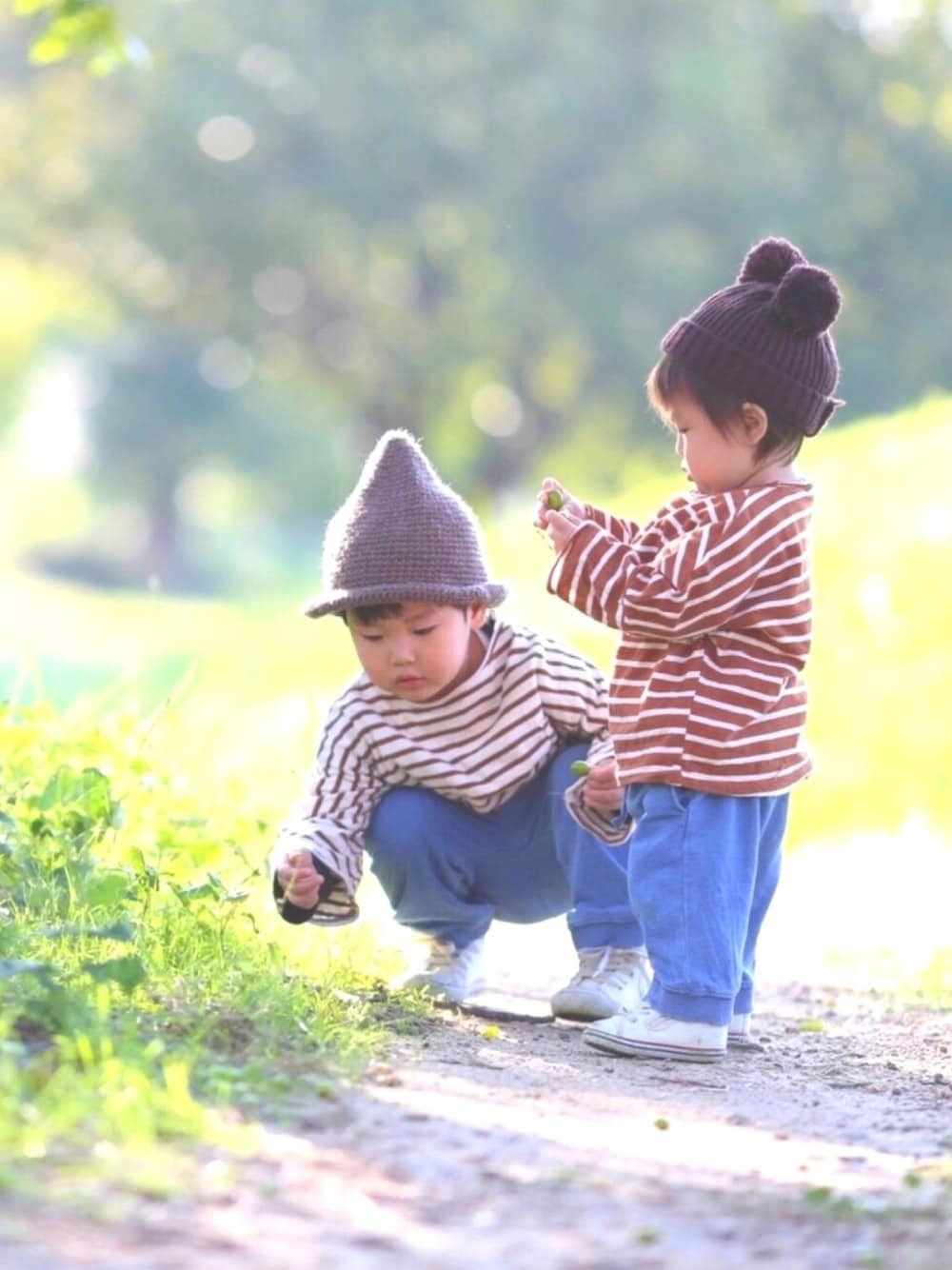 「シンプルコーデ、デニムパンツ、ニット帽、くまさん帽子、monmimi、韓国子供服、リンクコーデ、おそろいコーデ、ピクニック」｜「manmaru.aのアイテム（ニットキャップ/ビーニー、ブラウン系）」を使った、takeさん（キッズ・90cm）の秋コーディネートの1枚目の写真