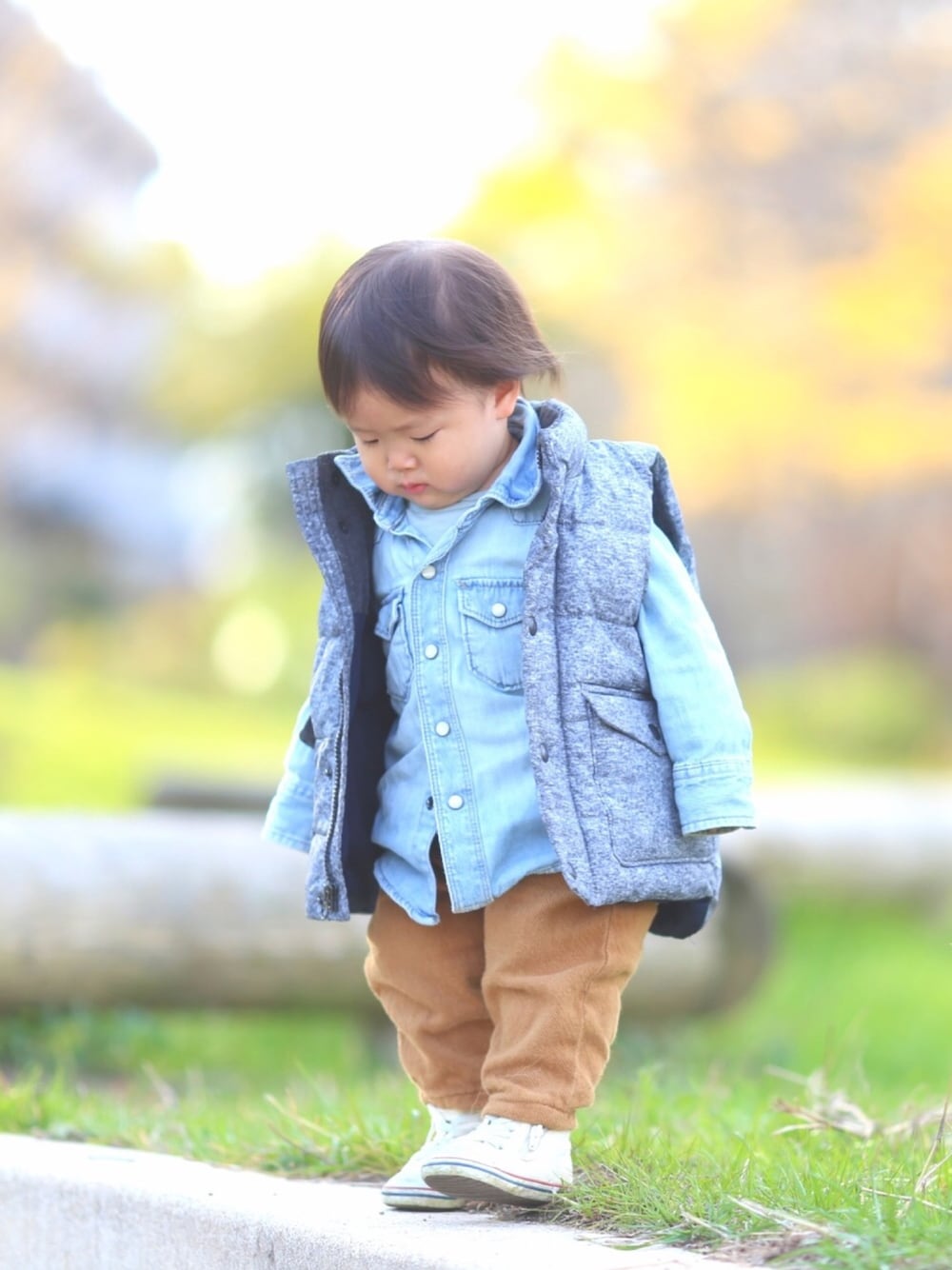 「ダウンベスト、韓国子供服、GAP、コンバース、デニムシャツ」｜「babyGAPのアイテム（シャツ/ブラウス、ブルー系）」を使った、takeさん（キッズ・80cm）の冬コーディネートの1枚目の写真