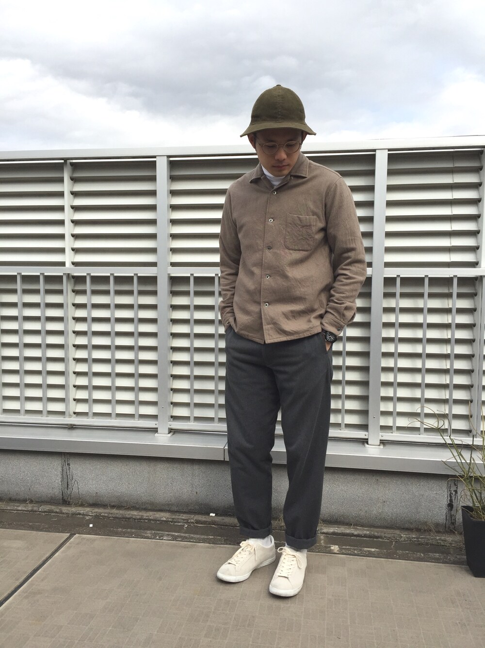 「春コーデ、春、Steven Alan、YAECA、Onitsuka Tiger、オニツカタイガー、アースカラー、spring」｜「Steven Alanのアイテム（シャツ/ブラウス、ベージュ系）」を使った、Kohei Eguchiさん（メンズ・175cm）の冬コーディネートの1枚目の写真