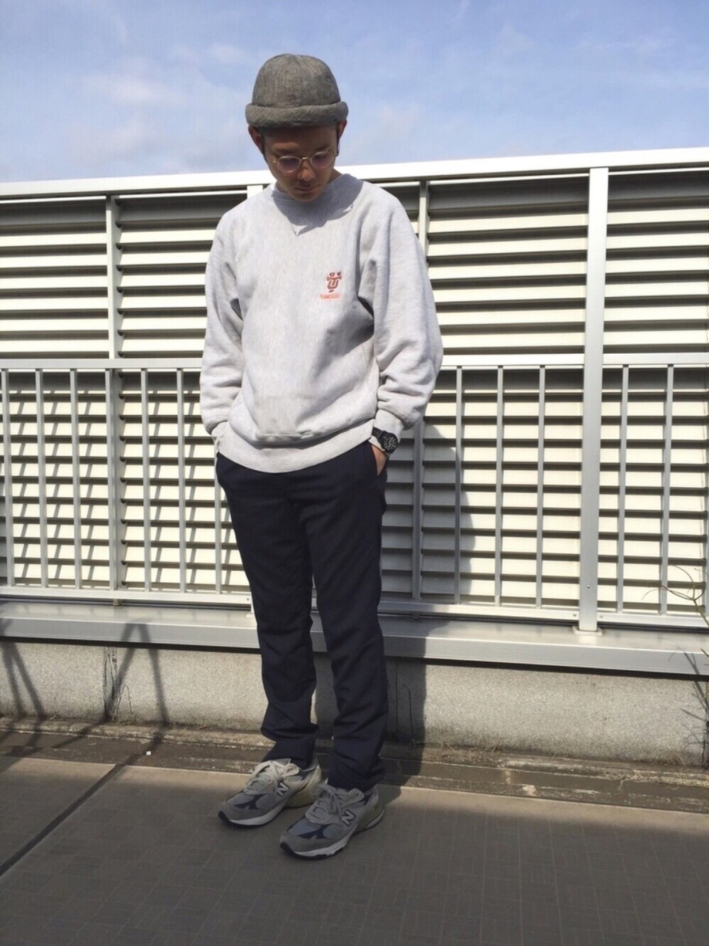 「spring、Steven Alan、New Balance、ニユーバランス、TIMEX、watch、SPORTS MIX、sweatshirt、イージーパンツ、春コーデ」｜「Steven Alanのアイテム（その他パンツ、ブルー系）」を使った、Kohei Eguchiさん（メンズ・175cm）の冬コーディネートの1枚目の写真