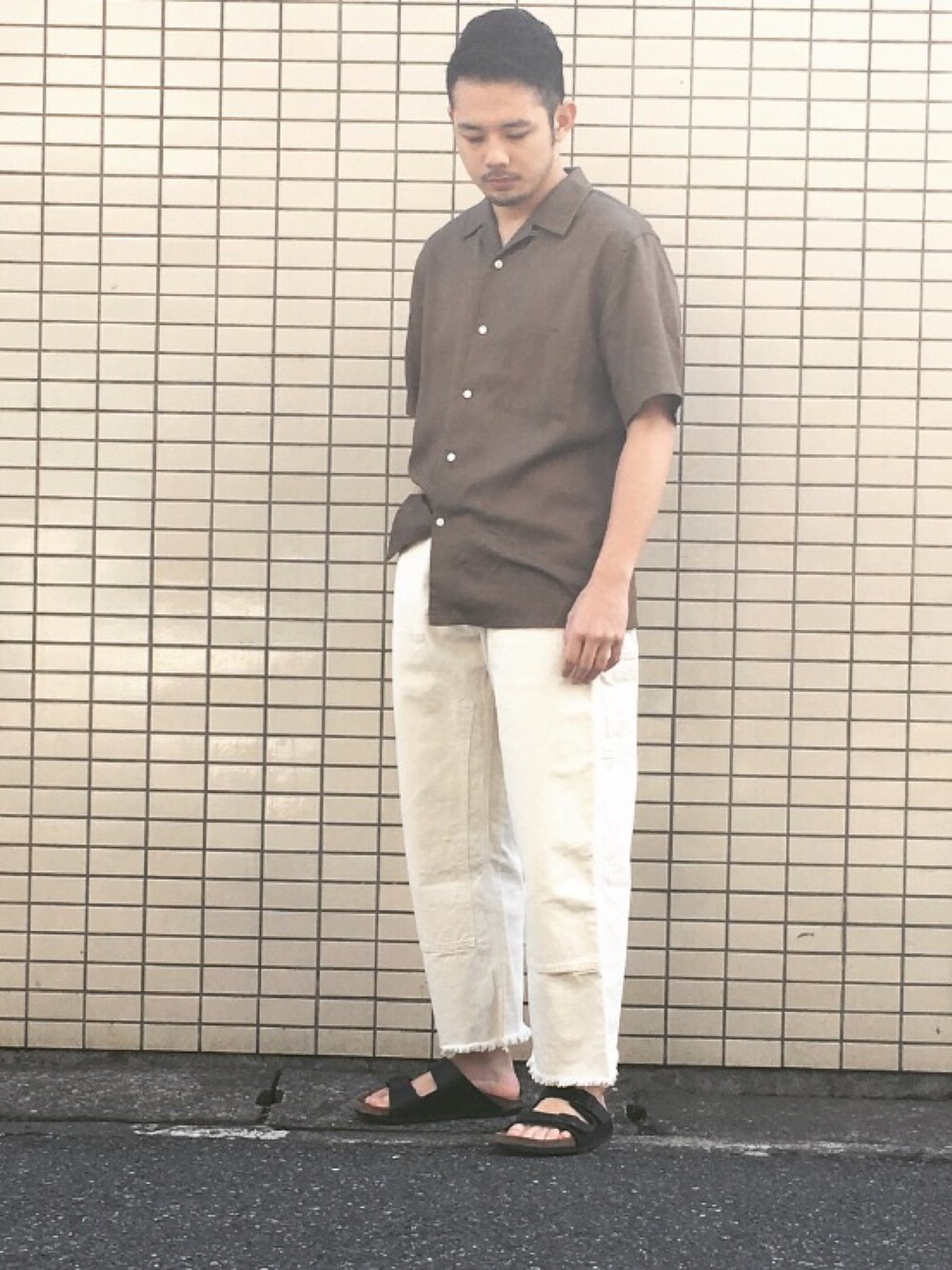 「summer、夏、ゆるコーデ、UNIQLO、birkenstock、ビルケンシュトック、カーハート、carhartt」｜「Carharttのアイテム（その他パンツ、ホワイト系）」を使った、Kohei Eguchiさん（メンズ・175cm）の春コーディネートの1枚目の写真