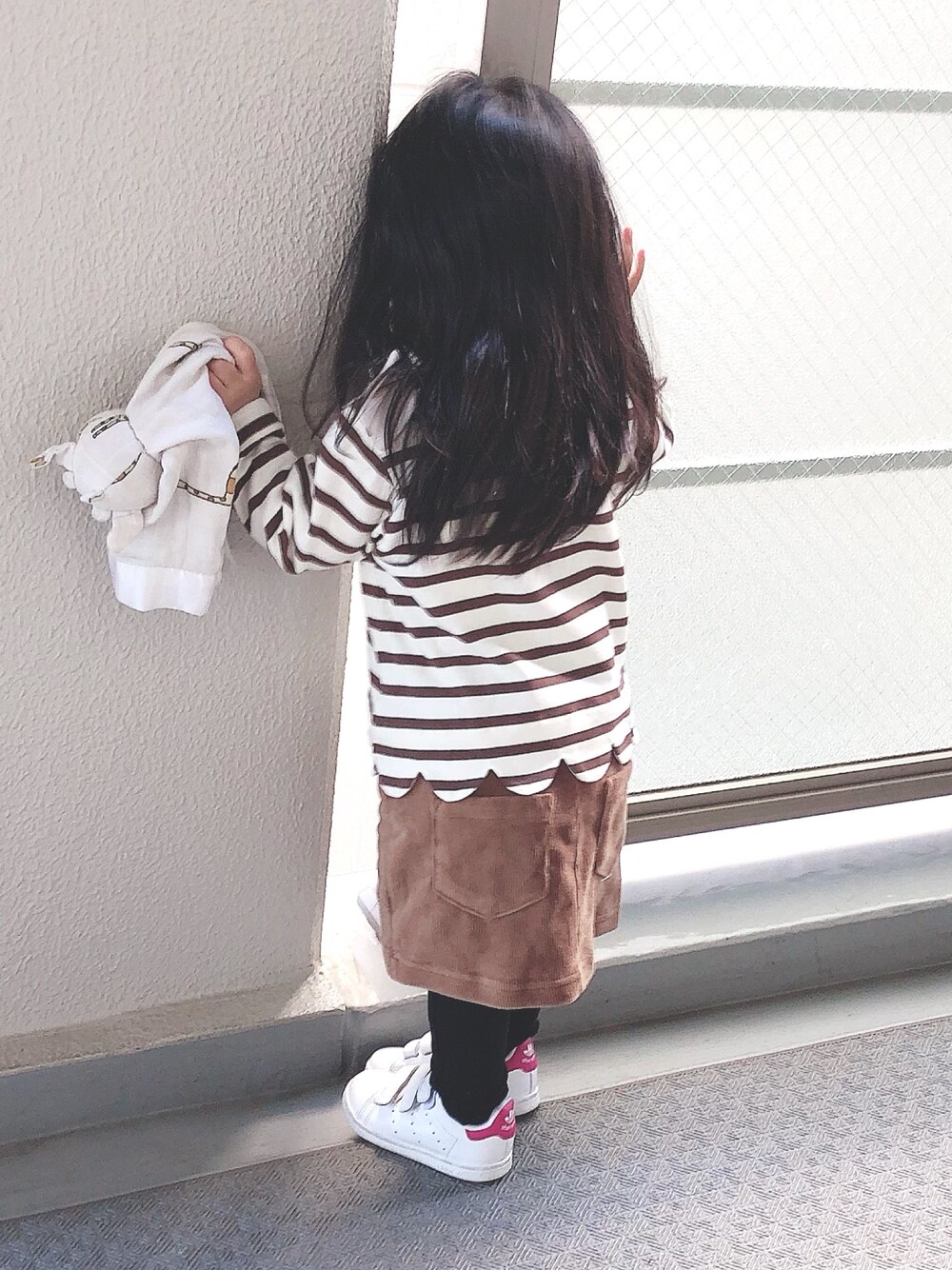 「秋コーデ、kids、2歳、プティマイン、コーデュロイ、スニーカー」｜「petit mainのリボン付きスカラップボーダー長袖Tシャツ（Tシャツ/カットソー、ブラウン系）」を使った、はゆ‪☺︎‬さん（キッズ・80cm）の秋コーディネートの1枚目の写真