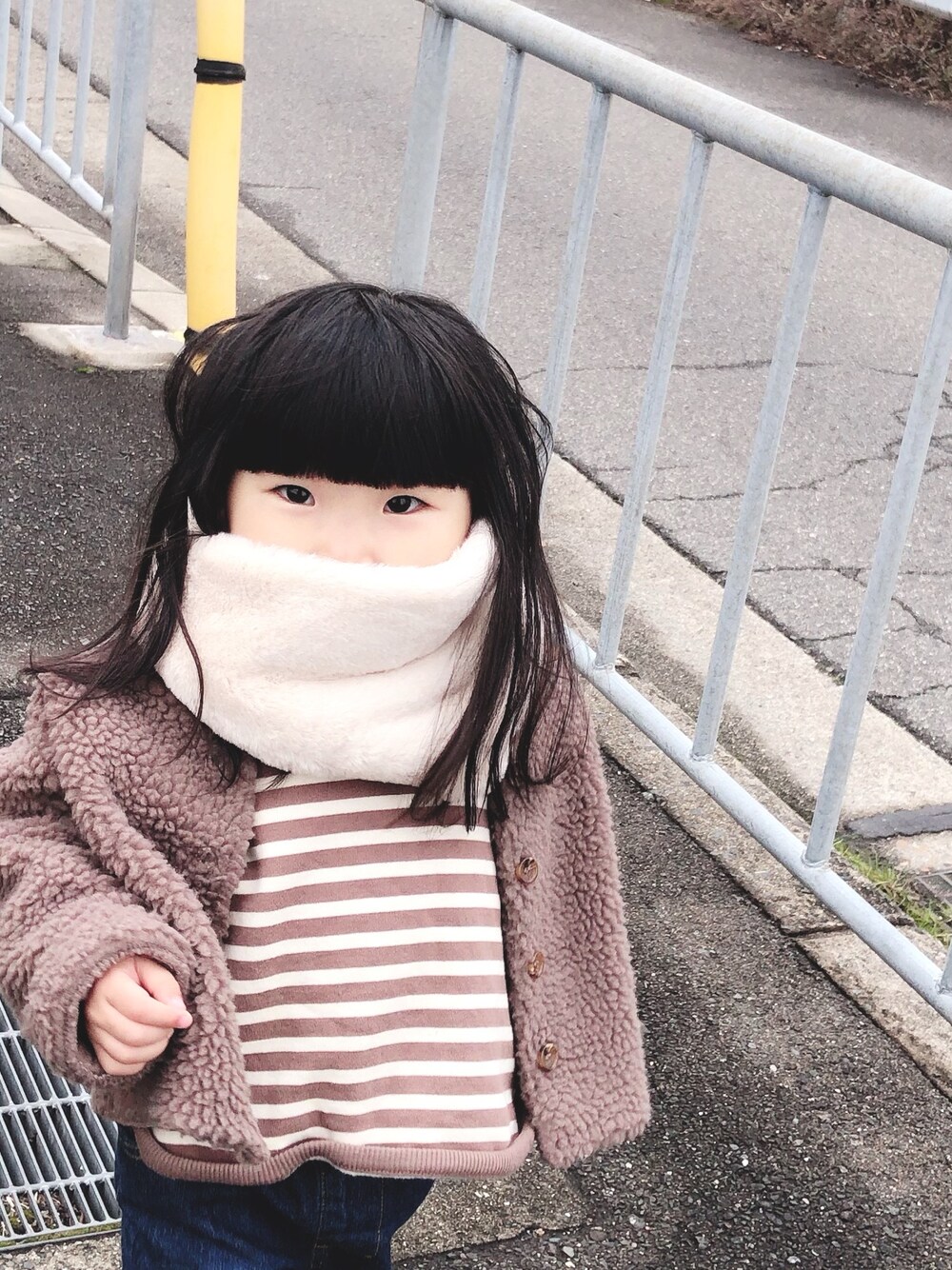 「冬コーデ、カジュアル、女の子、シンプル、もこもこ、スヌード」｜「apres les coursのファースヌード（ストール/ショール、ホワイト系）」を使った、はゆ‪☺︎‬さん（キッズ・80cm）の冬コーディネートの1枚目の写真