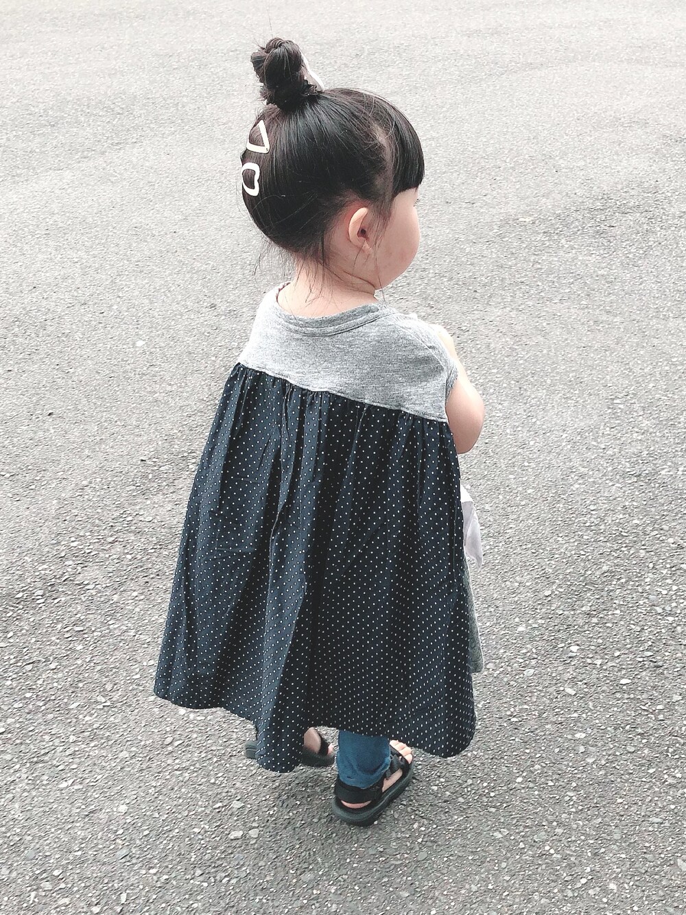 「おんなのこ、サンダル、ふんわり、2歳、おだんごヘアー、まんまるほっぺ」｜「COMECHATTO&CLOSETのバックドットテントワンピース（ワンピース、グレー系）」を使った、はゆ‪☺︎‬さん（キッズ・90cm）の夏コーディネートの1枚目の写真