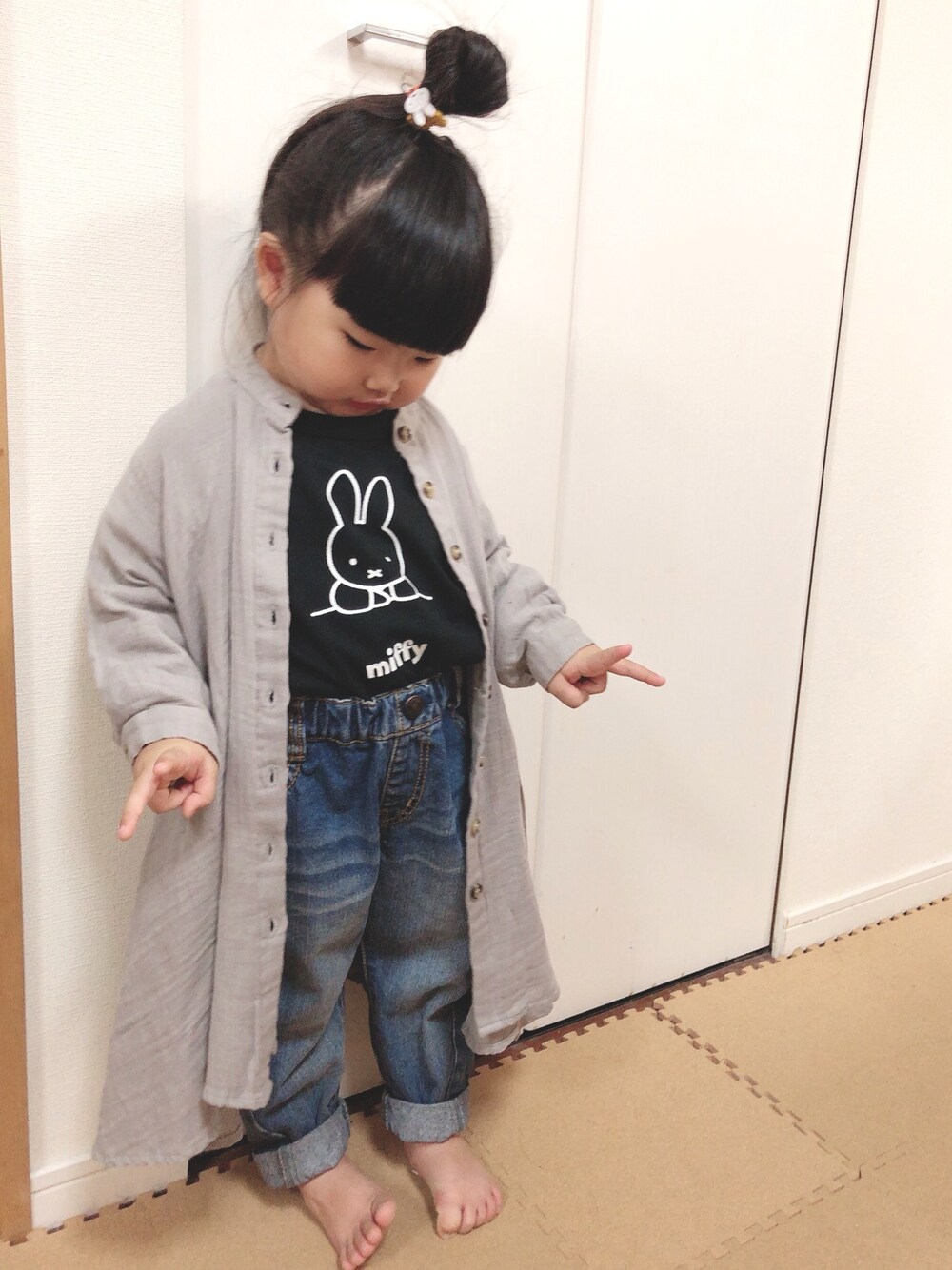 「ラブアンドピース2020、女の子コーデ、シンプルコーデ、おんなのこ、ブリーズ、ミッフィー、シャツワンピ」｜「Ocean&Groundのスタンドカラーシャツワンピース（90～140cm）（ワンピース、グレー系）」を使った、はゆ‪☺︎‬さん（キッズ・90cm）の秋コーディネートの1枚目の写真