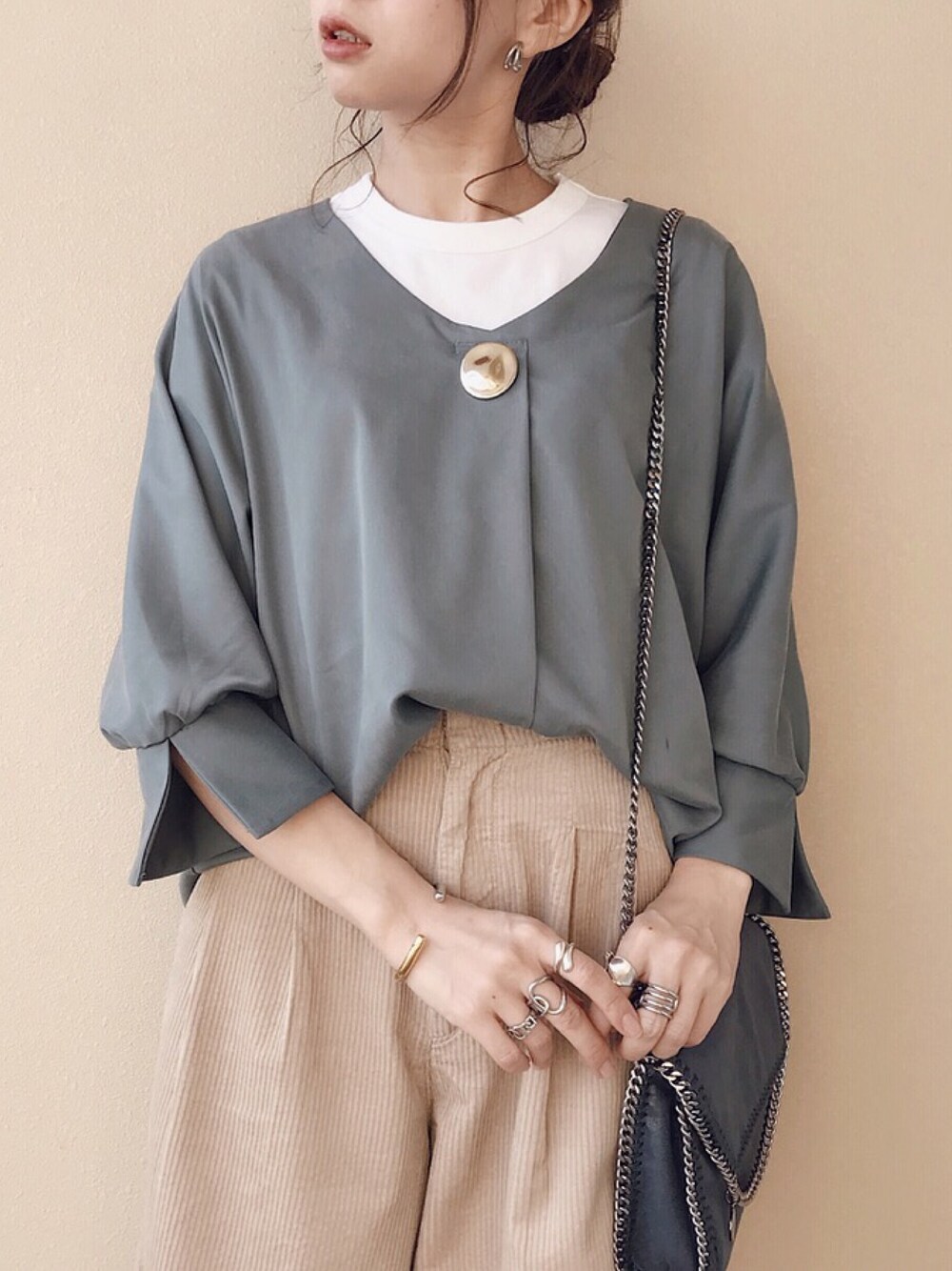 「秋冬コーデ、オトナカジュアル、ootd、低身長コーデ、休日スタイル、きれいめカジュアル、ladymade、ユニクロ、コーデュロイパンツ、コーデュロイ」｜「LADYMADEのBACKシャーリングスリーブブラウス（シャツ/ブラウス、ブルー系）」を使った、apricotnaoさん（レディース・157cm）の冬コーディネートの1枚目の写真