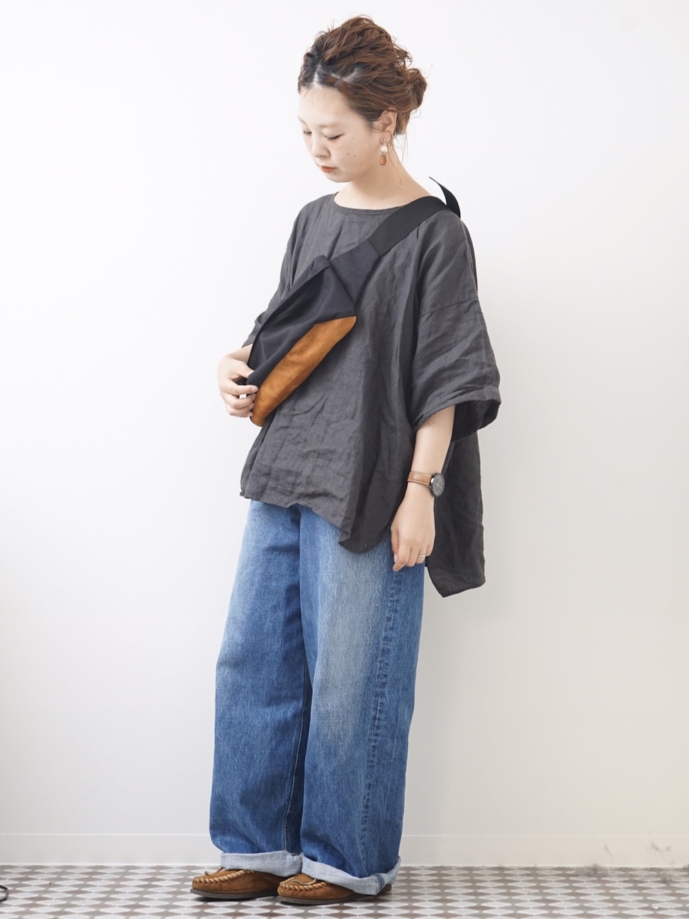 「リネン、ゆるコーデ、ワイドパンツ、ブリーチデニム、オトナカジュアル、オーバーサイズ」｜「FREAK'S STOREのウッドイヤリング           （イヤリング、ブラウン系）」を使った、よちさん（レディース・157cm）の夏コーディネートの1枚目の写真